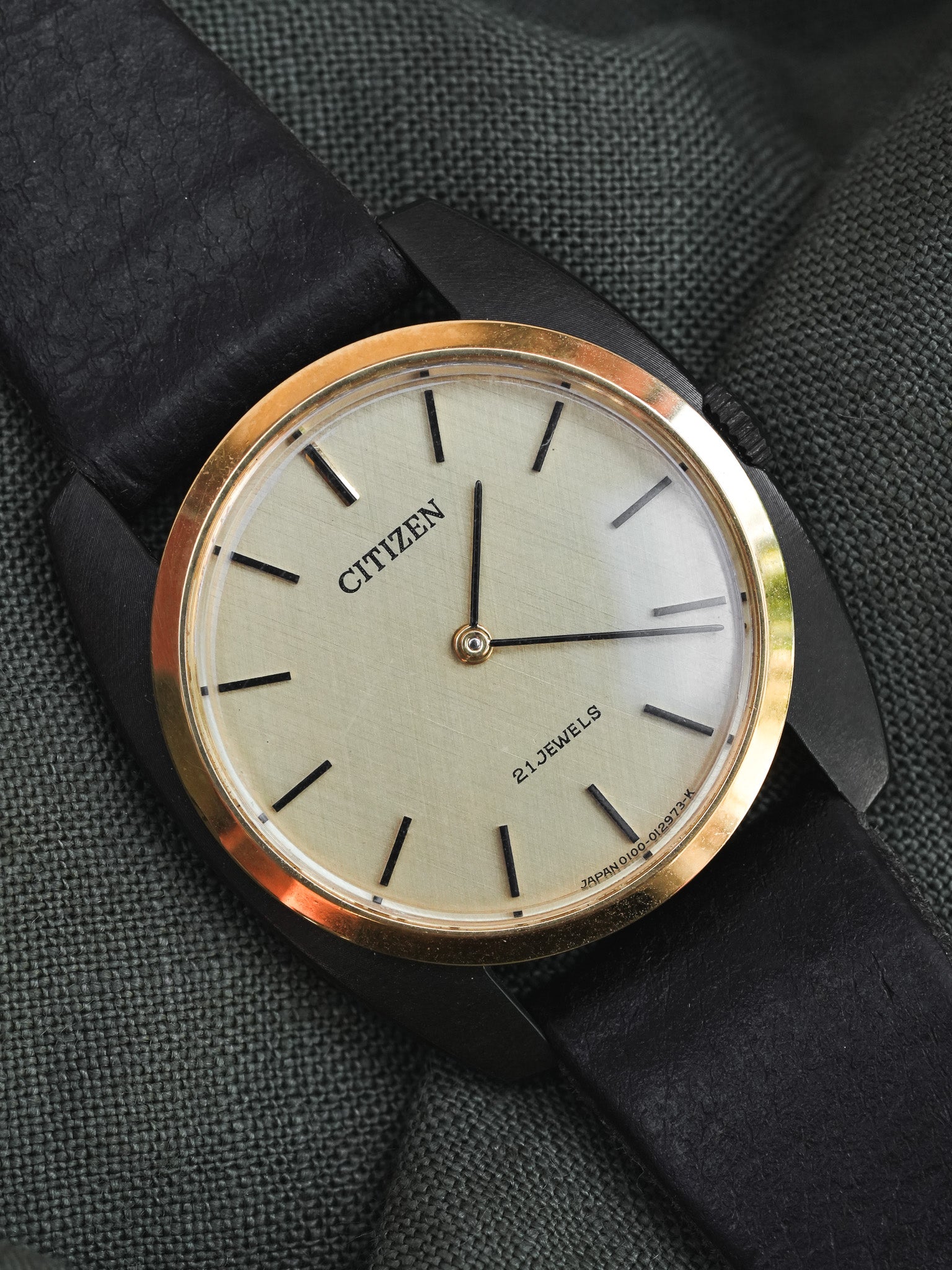 Citizen - Tonneau Noir Or - NOS - 1980s - Atelier Victor - Vintage Watch Shop