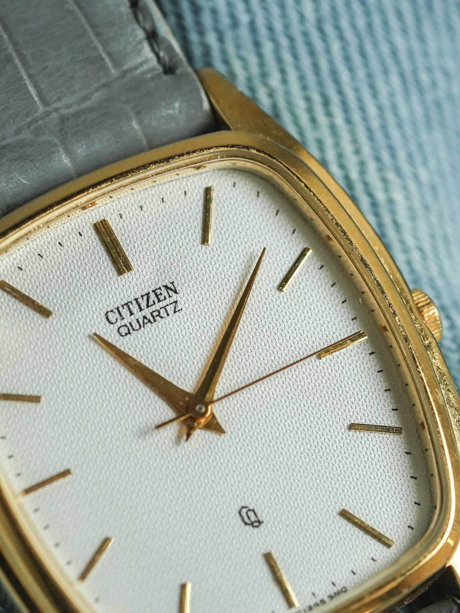 Citizen - Tonneau Or Cadran Clous de Paris Aiguilles dauphines - 1996 - Atelier Victor - Vintage Shop