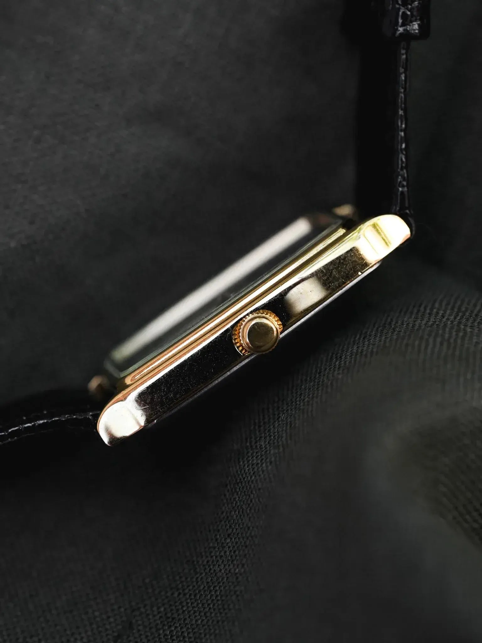 Citzen - Tank Allongée Noir Or - NOS - 1980s - Atelier Victor