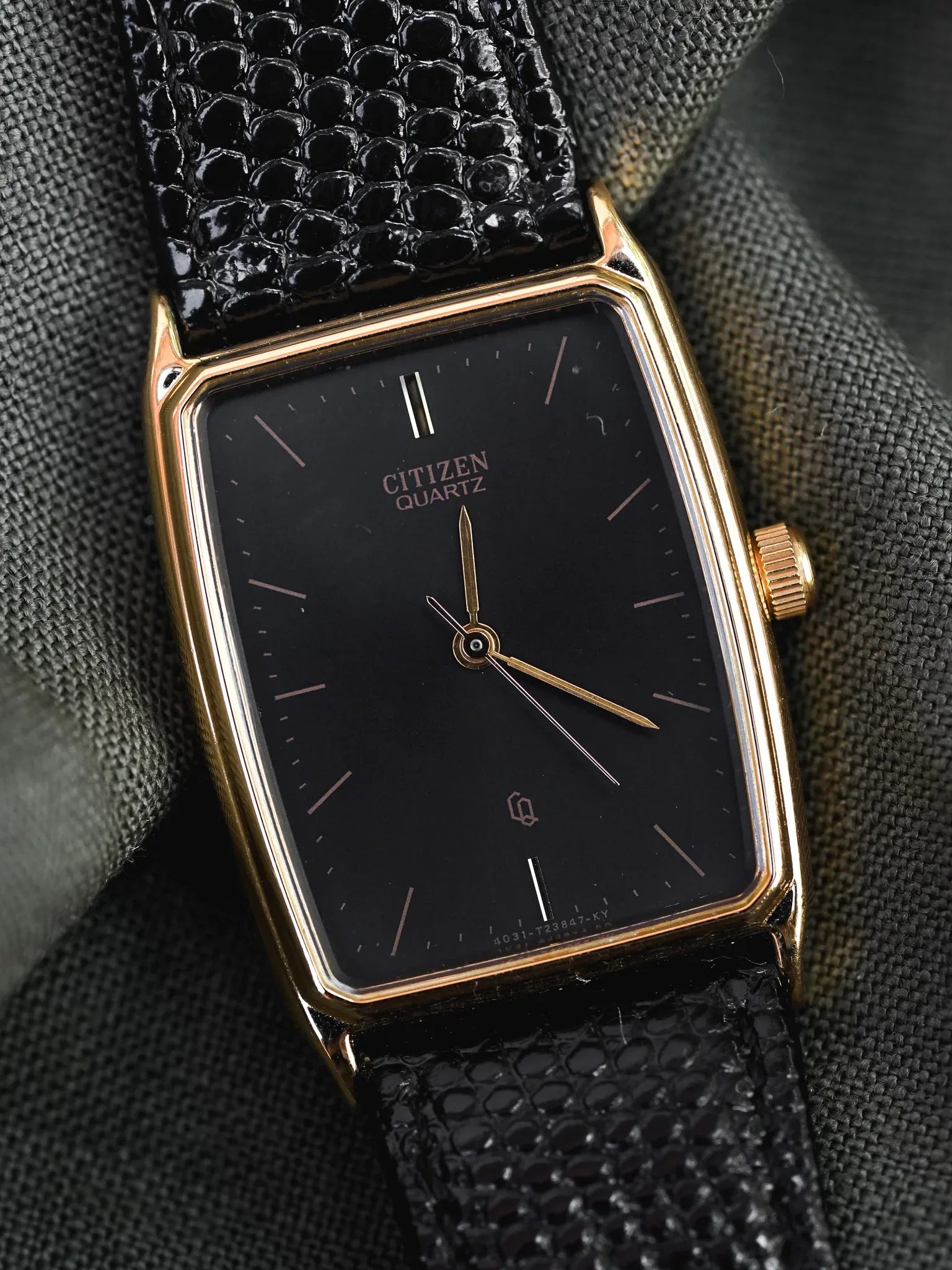 Citzen - Tank Allongée Noir Or - NOS - 1980s - Atelier Victor