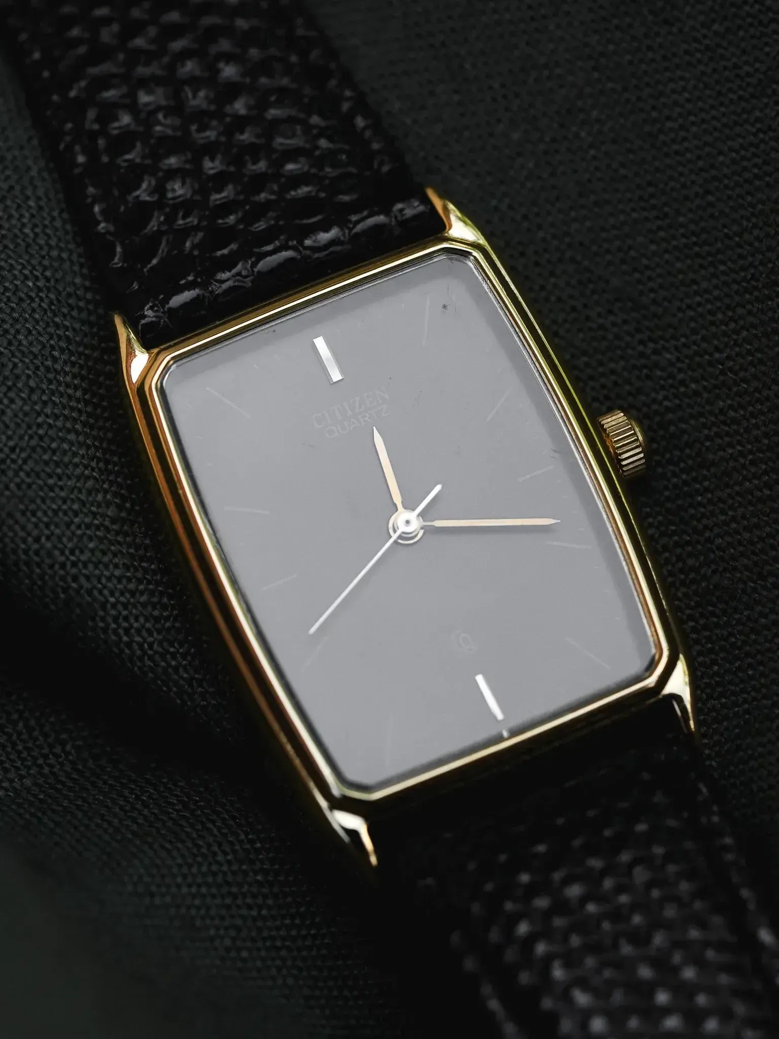 Citzen - Tank Allongée Noir Or - NOS - 1980s - Atelier Victor