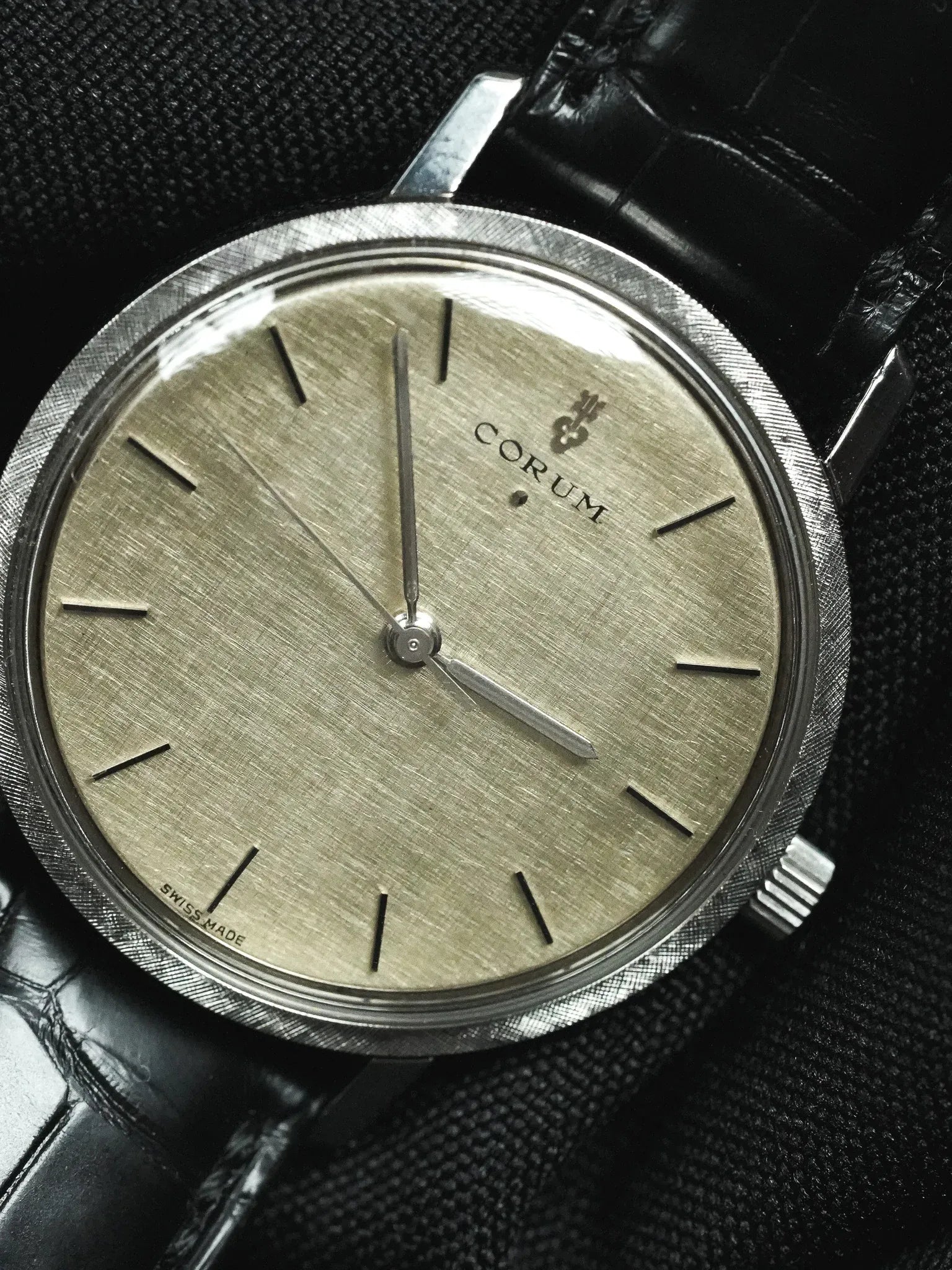 Corum - Acier Cadran Lin Argent - 1980s - Atelier Victor