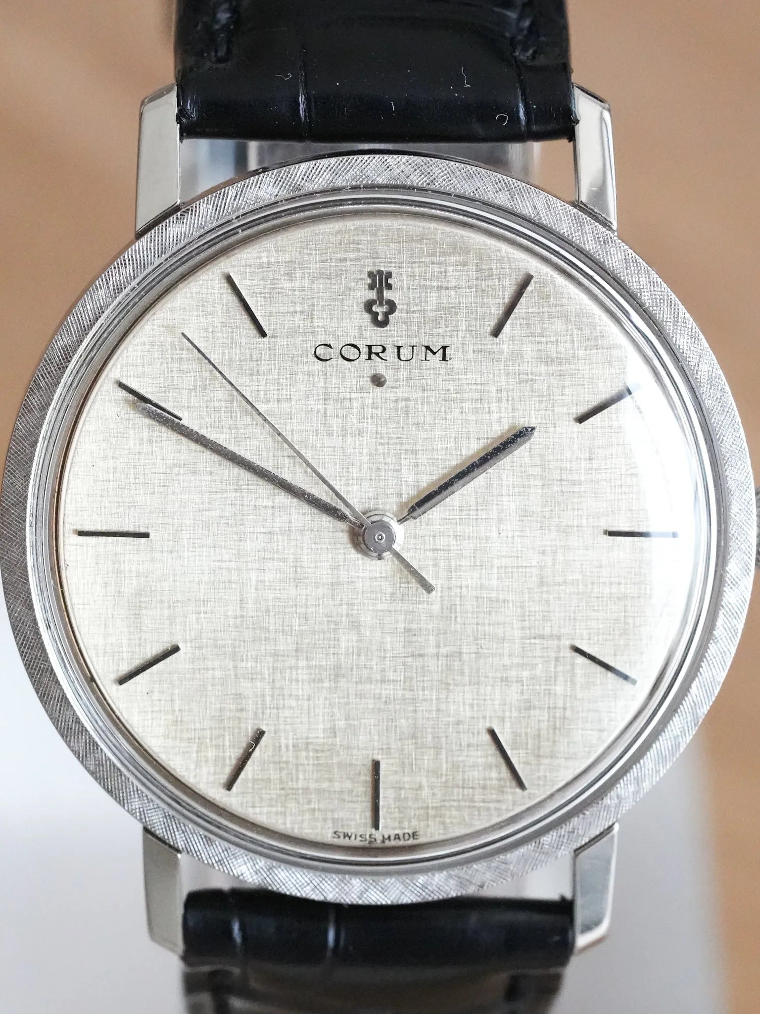 Corum - Acier Cadran Lin Argent - 1980s - Atelier Victor - Vintage Shop