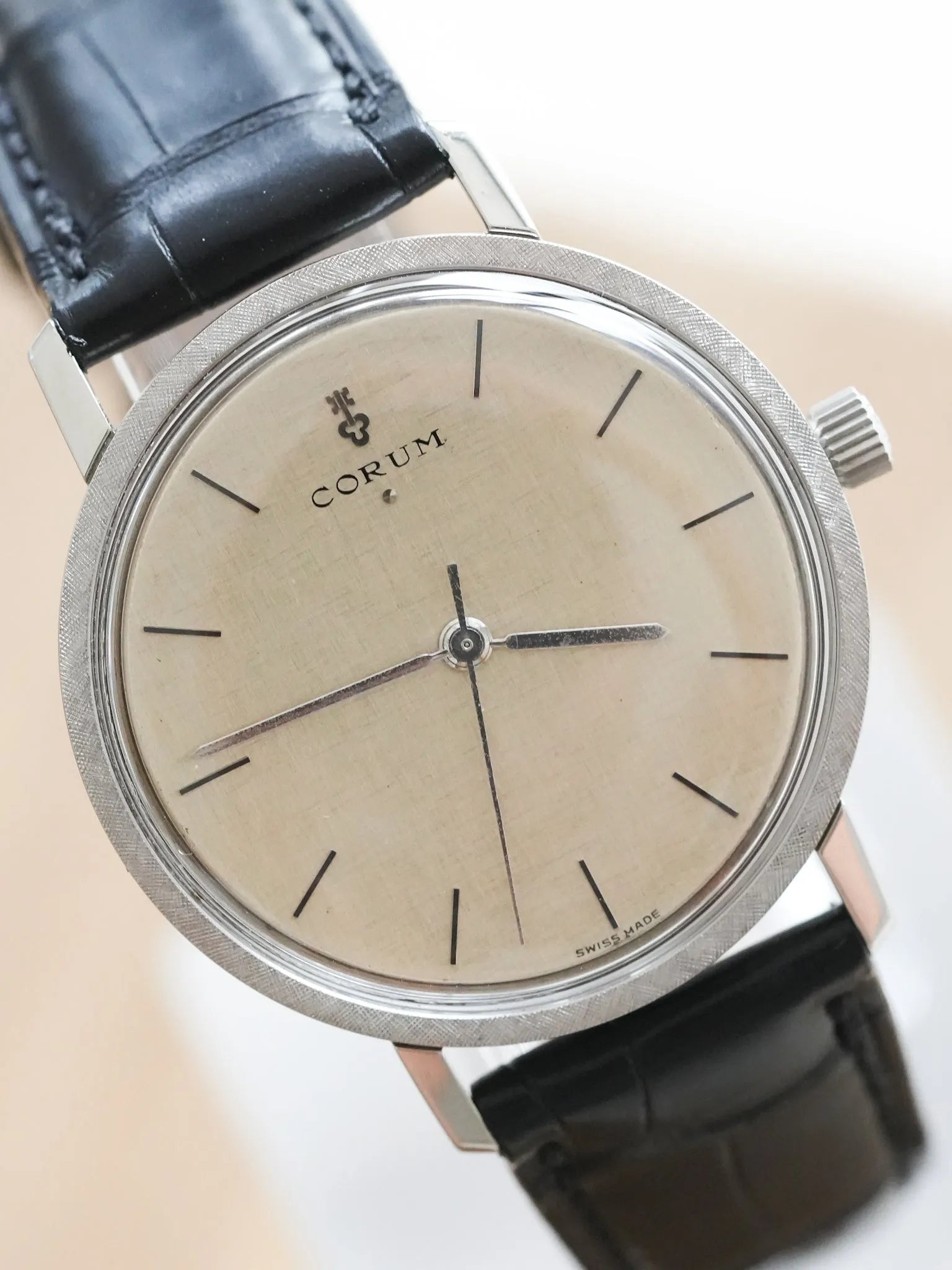 Corum - Acier Cadran Lin Argent - 1980s - Atelier Victor - Vintage Shop