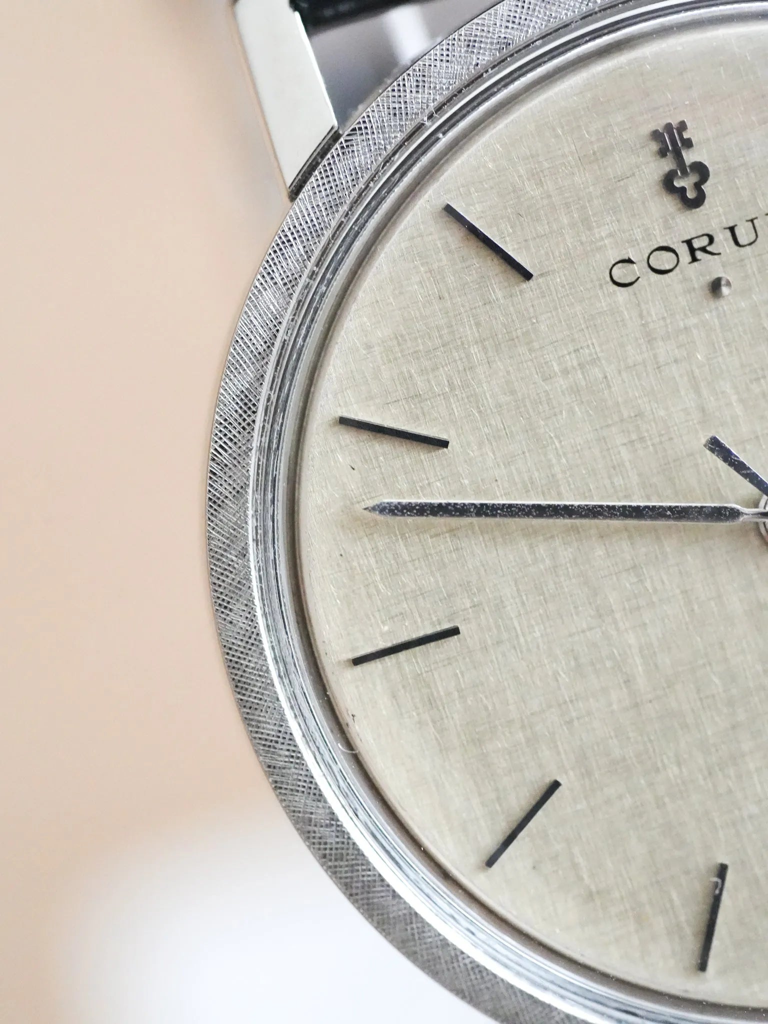 Corum - Acier Cadran Lin Argent - 1980s - Atelier Victor - Vintage Shop