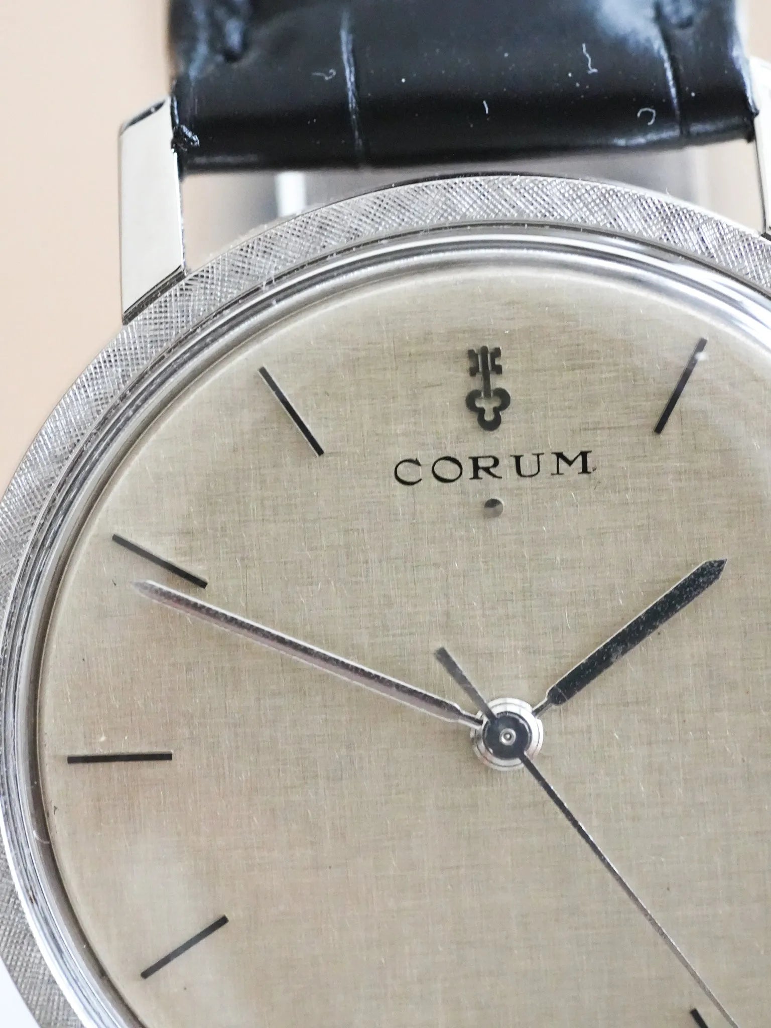 Corum - Acier Cadran Lin Argent - 1980s - Atelier Victor - Vintage Shop