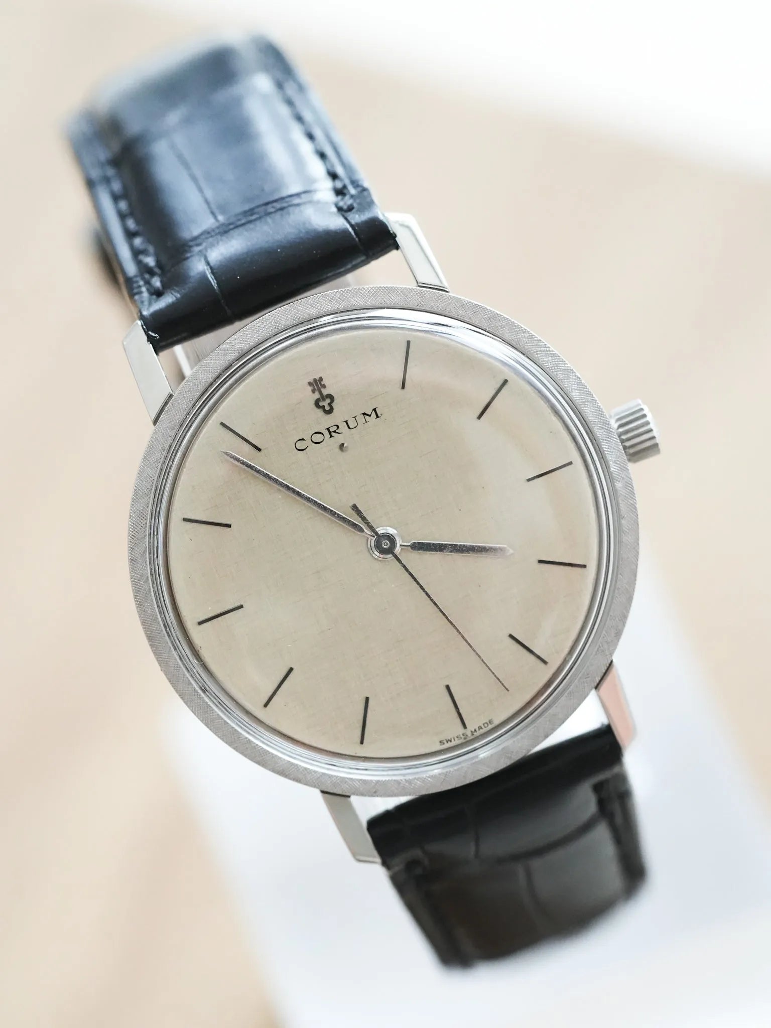 Corum - Acier Cadran Lin Argent - 1980s - Atelier Victor - Vintage Shop