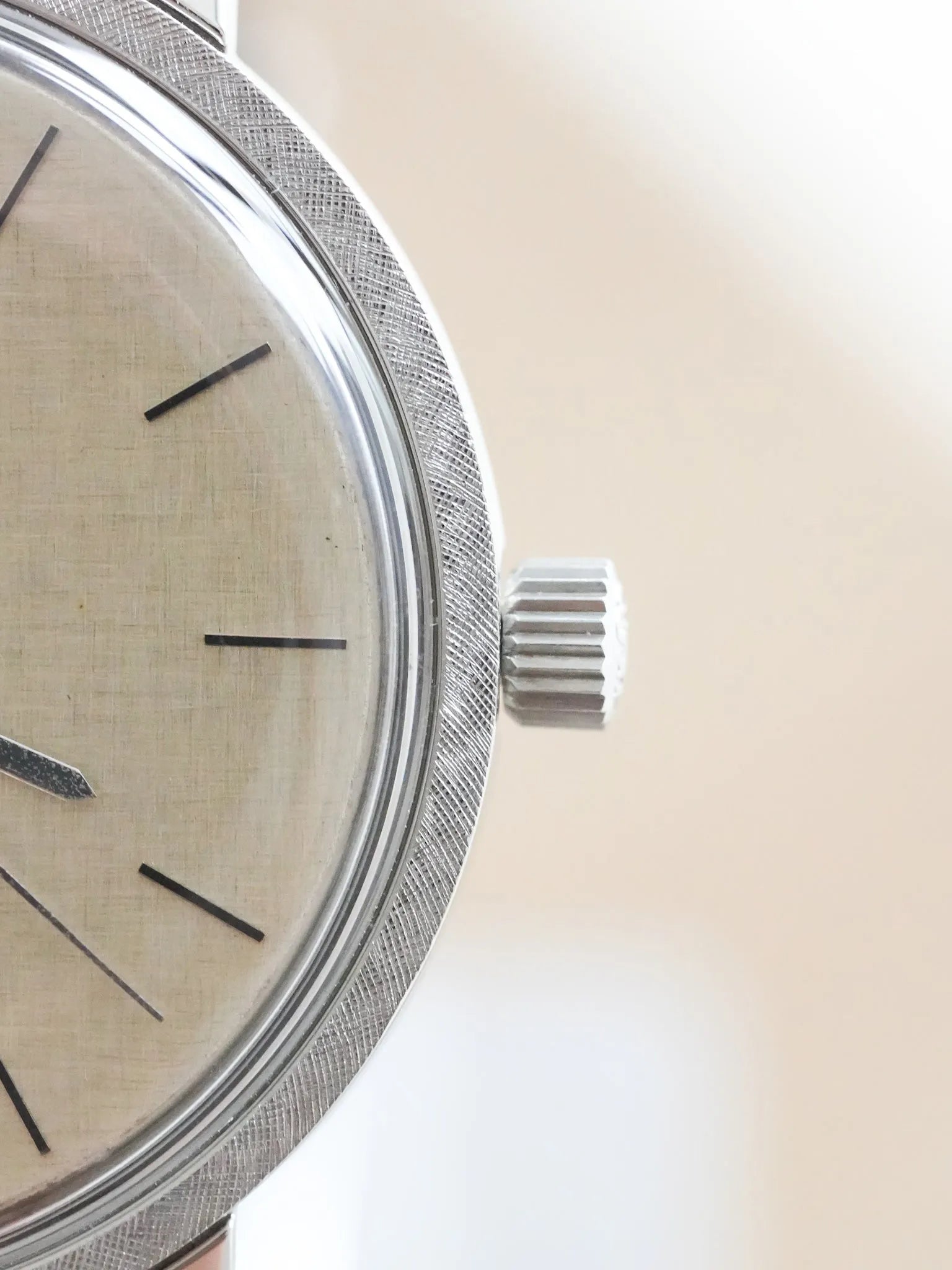 Corum - Acier Cadran Lin Argent - 1980s - Atelier Victor - Vintage Shop