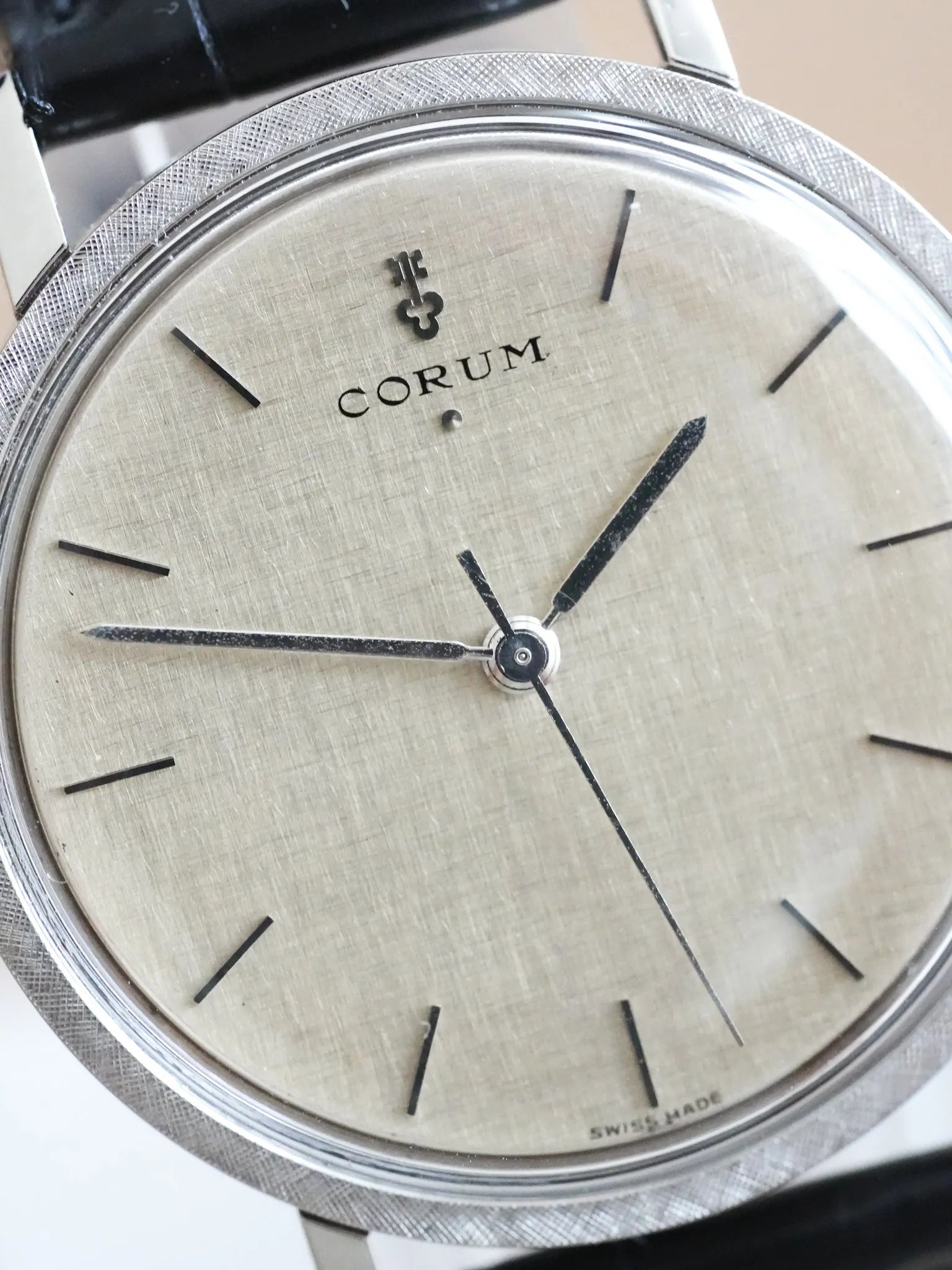 Corum - Acier Cadran Lin Argent - 1980s - Atelier Victor - Vintage Shop