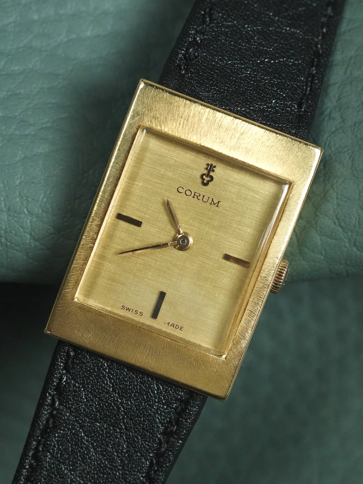 Corum - Tank Or Jaune 18k Cadran lin - 1970s - Atelier Victor