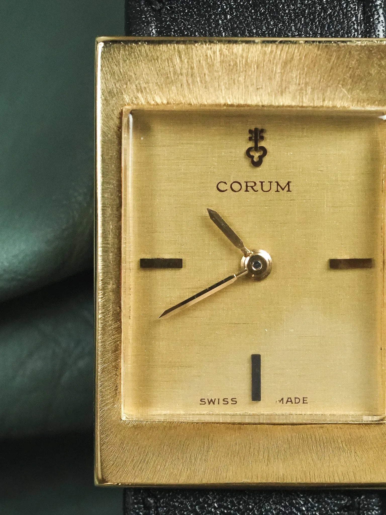 Corum - Tank Or Jaune 18k Cadran lin - 1970s - Atelier Victor
