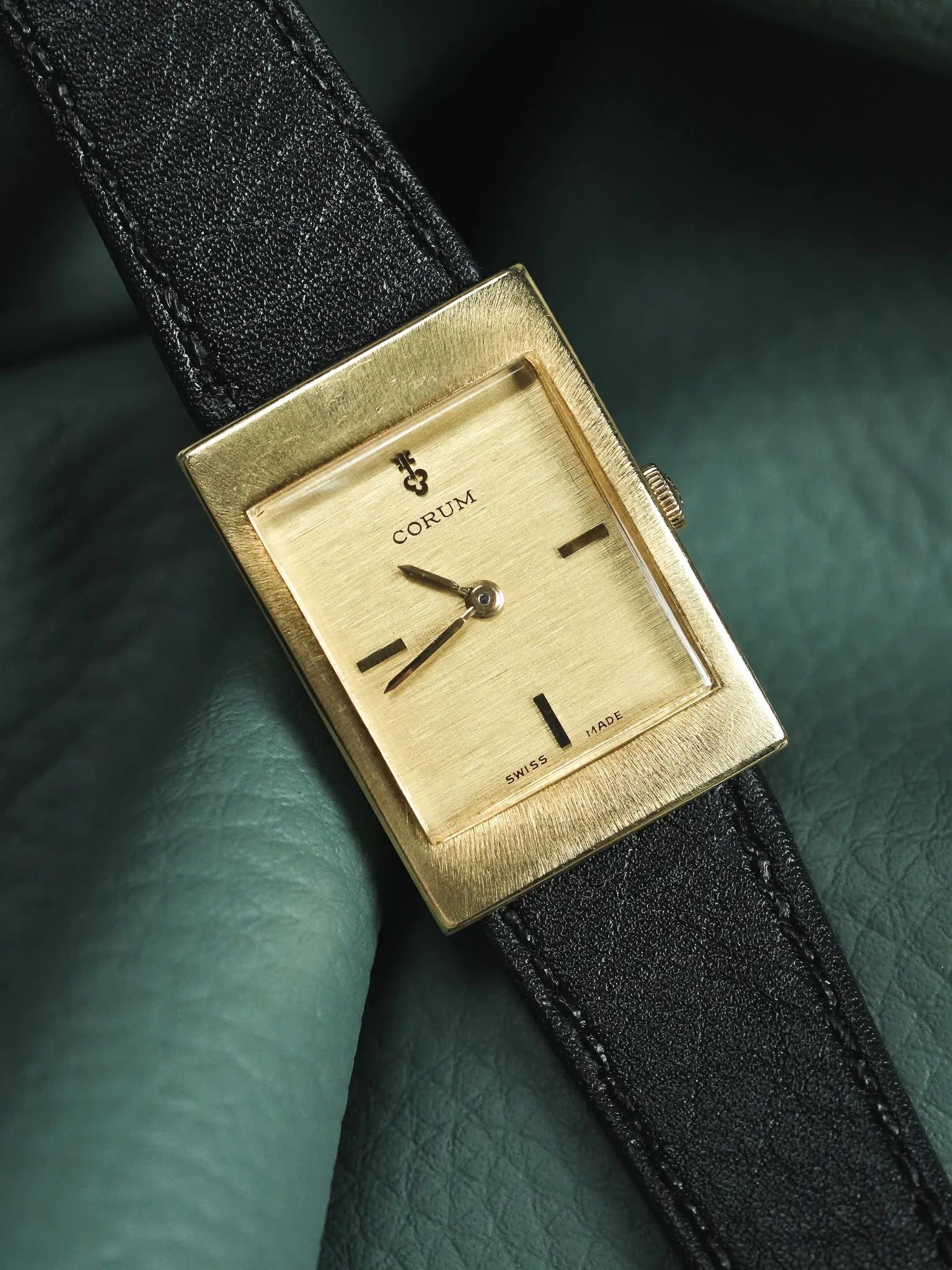 Corum - Tank Or Jaune 18k Cadran lin - 1970s - Atelier Victor