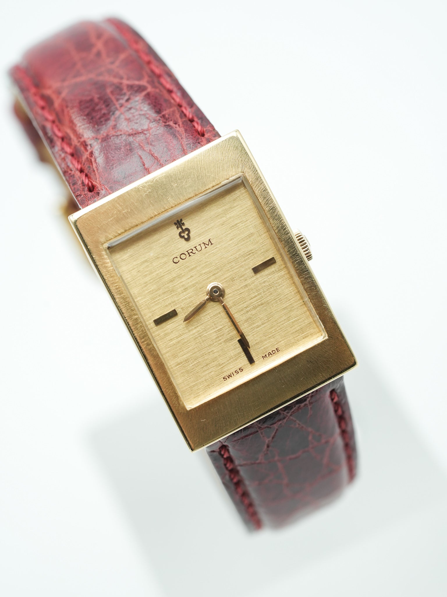 Corum - Tank Or Jaune 18k Cadran lin - 1970s - Atelier Victor - Vintage Shop