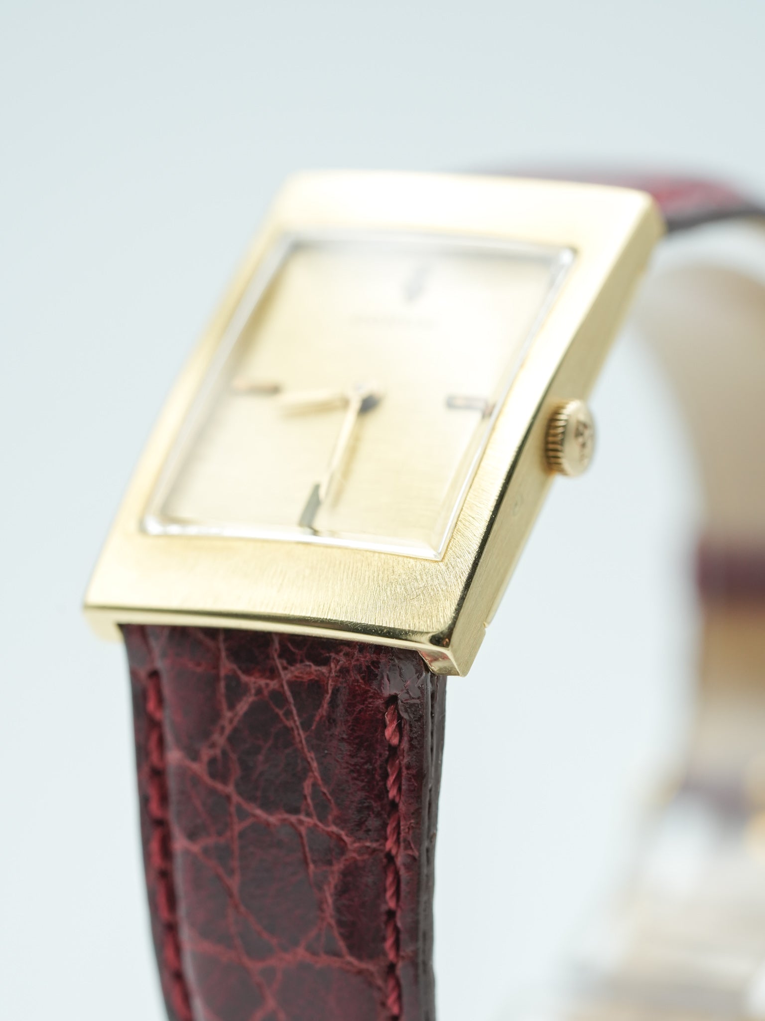Corum - Tank Or Jaune 18k Cadran lin - 1970s - Atelier Victor - Vintage Shop