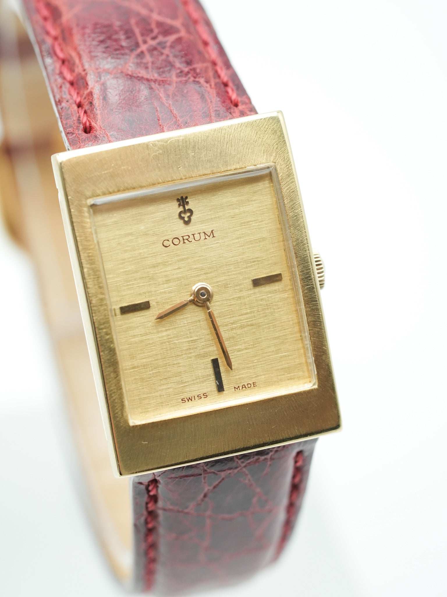 Corum - Tank Or Jaune 18k Cadran lin - 1970s - Atelier Victor - Vintage Shop