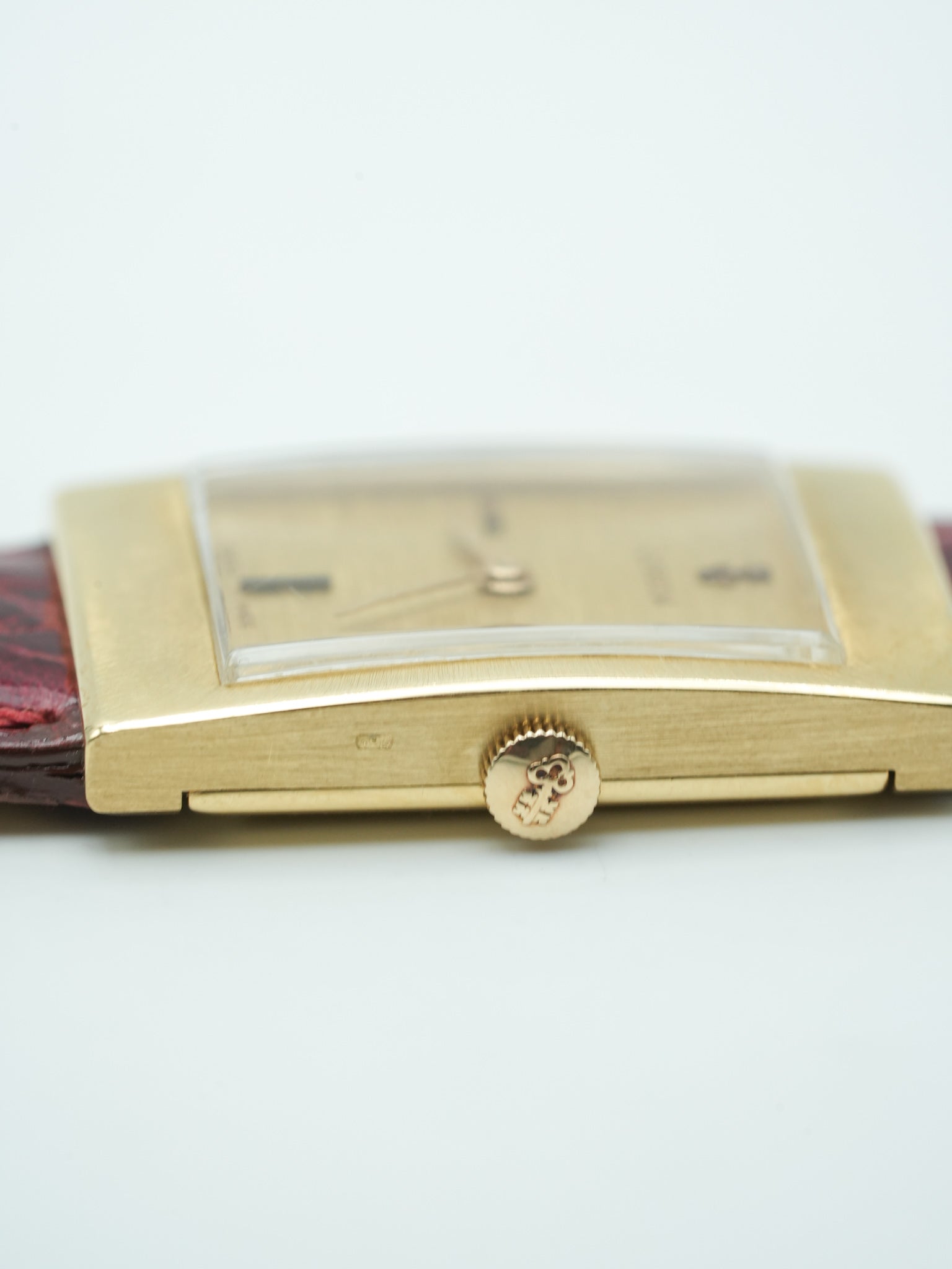 Corum - Tank Or Jaune 18k Cadran lin - 1970s - Atelier Victor - Vintage Shop