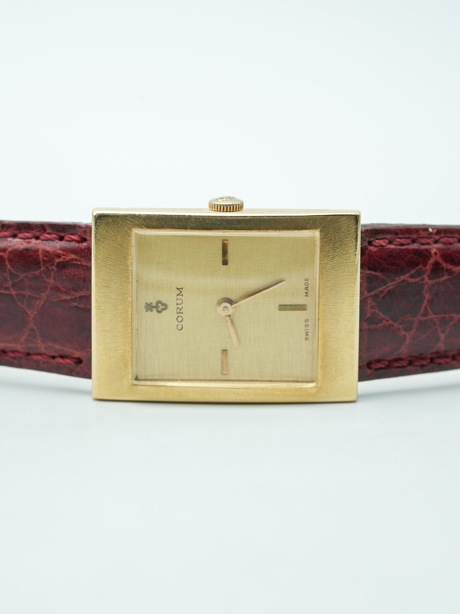 Corum - Tank Or Jaune 18k Cadran lin - 1970s - Atelier Victor - Vintage Shop
