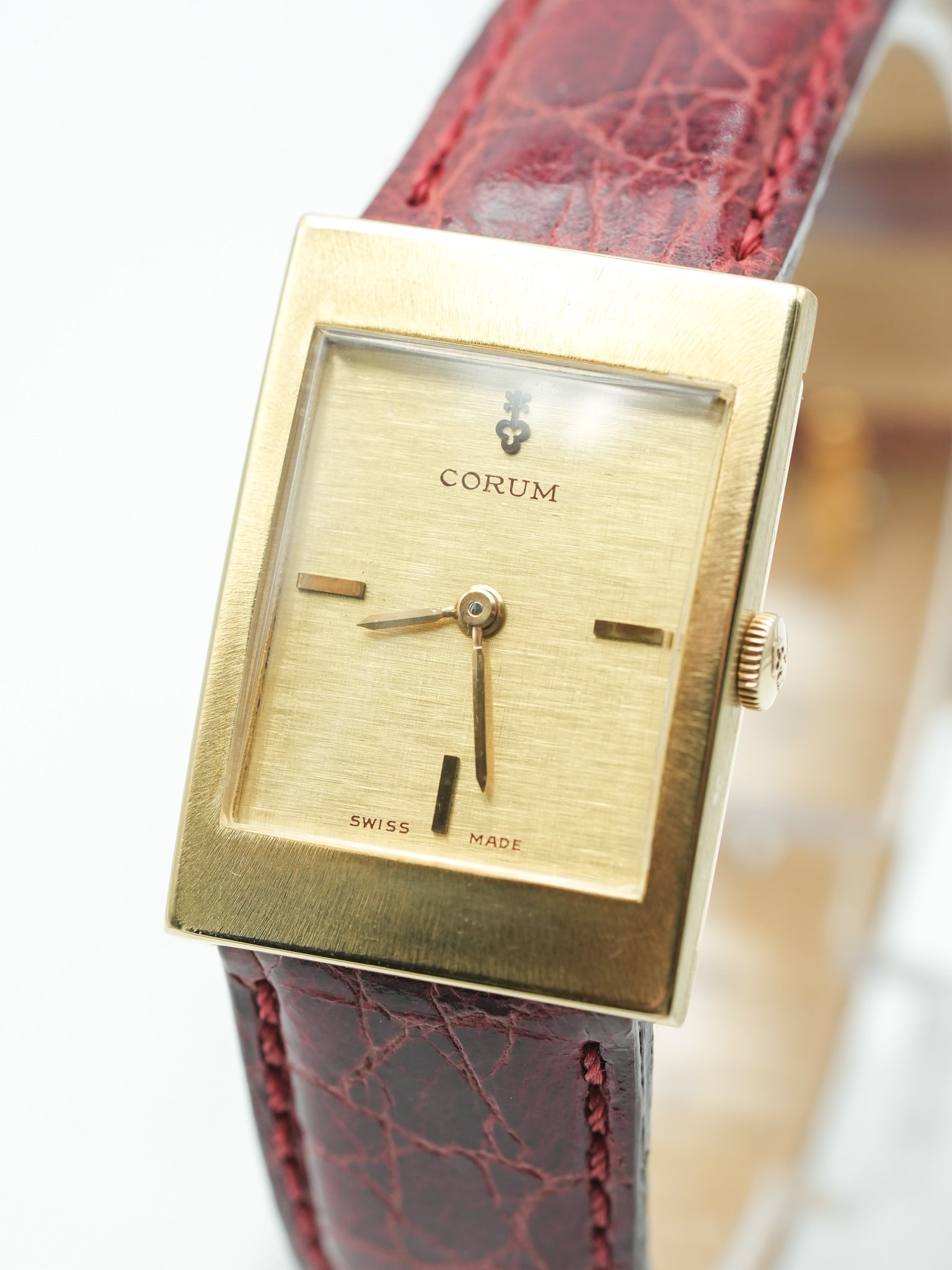 Corum - Tank Or Jaune 18k Cadran lin - 1970s - Atelier Victor - Vintage Shop