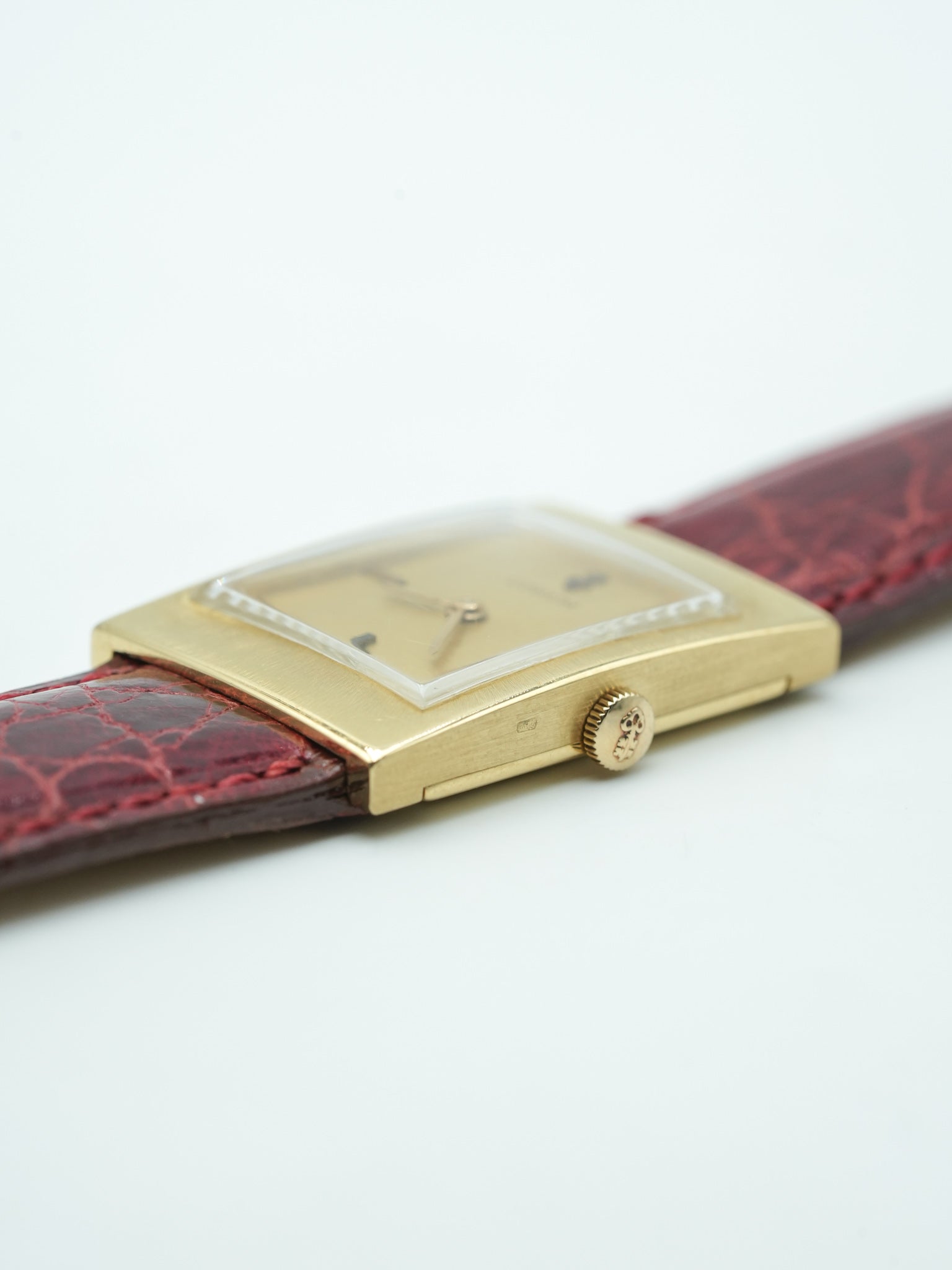 Corum - Tank Or Jaune 18k Cadran lin - 1970s - Atelier Victor - Vintage Shop