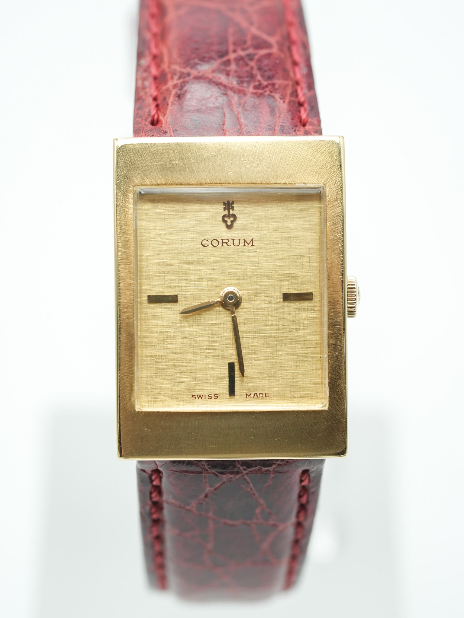 Corum - Tank Or Jaune 18k Cadran lin - 1970s - Atelier Victor - Vintage Shop