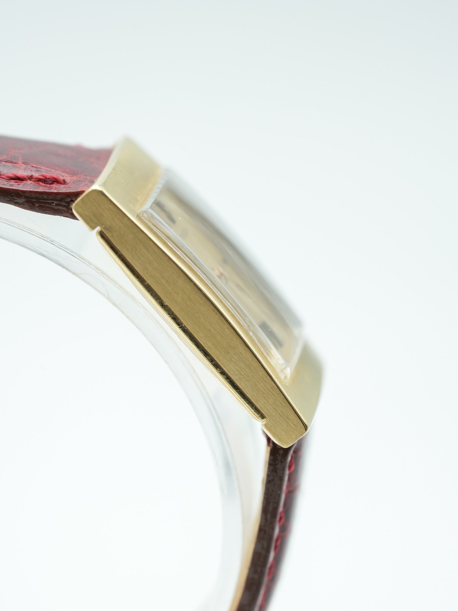 Corum - Tank Or Jaune 18k Cadran lin - 1970s - Atelier Victor - Vintage Shop