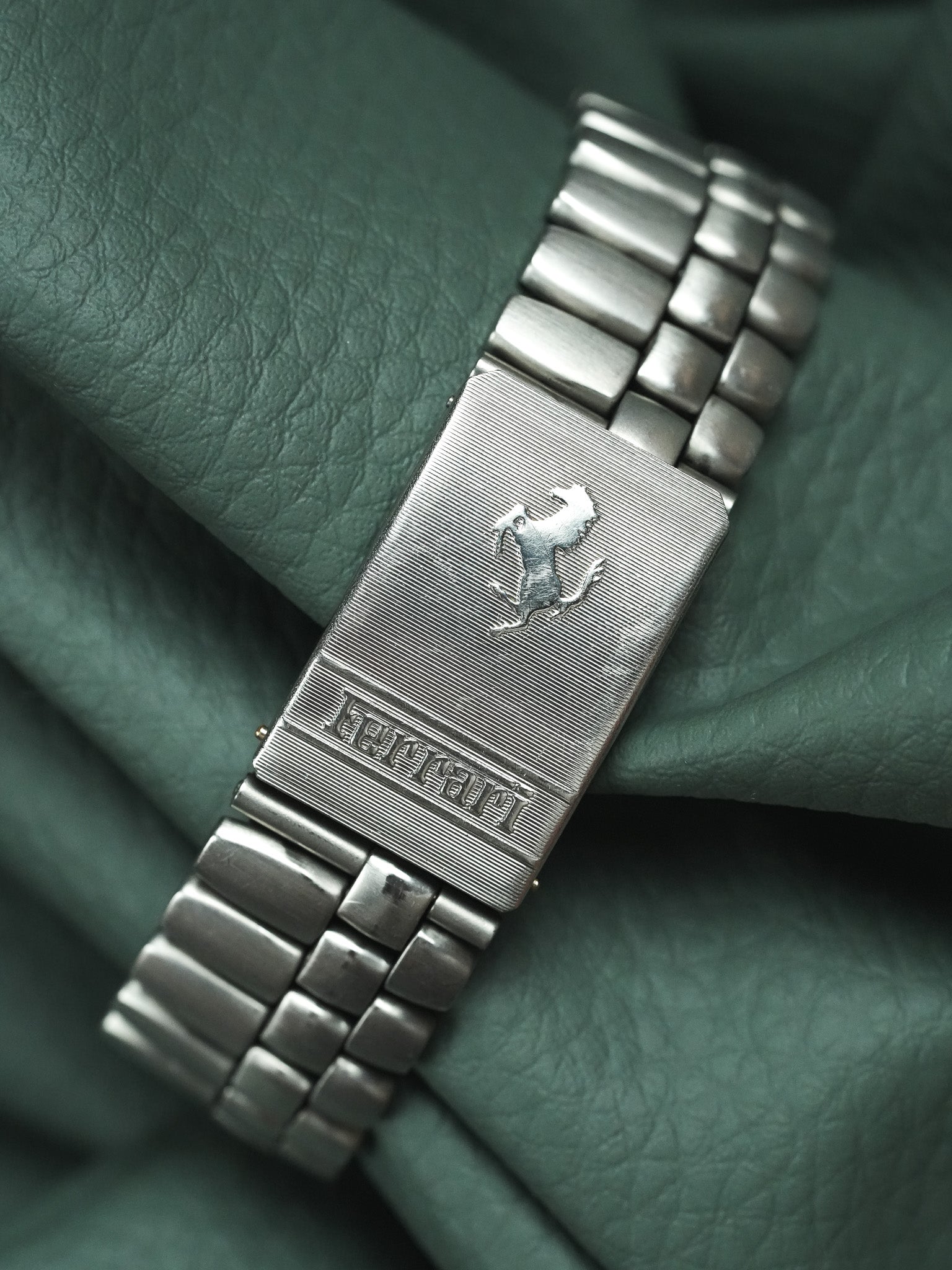 Ferrari x Cartier - Acier Or Cadran Quadrillé Rouge - 1980s - Atelier Victor - Vintage Shop