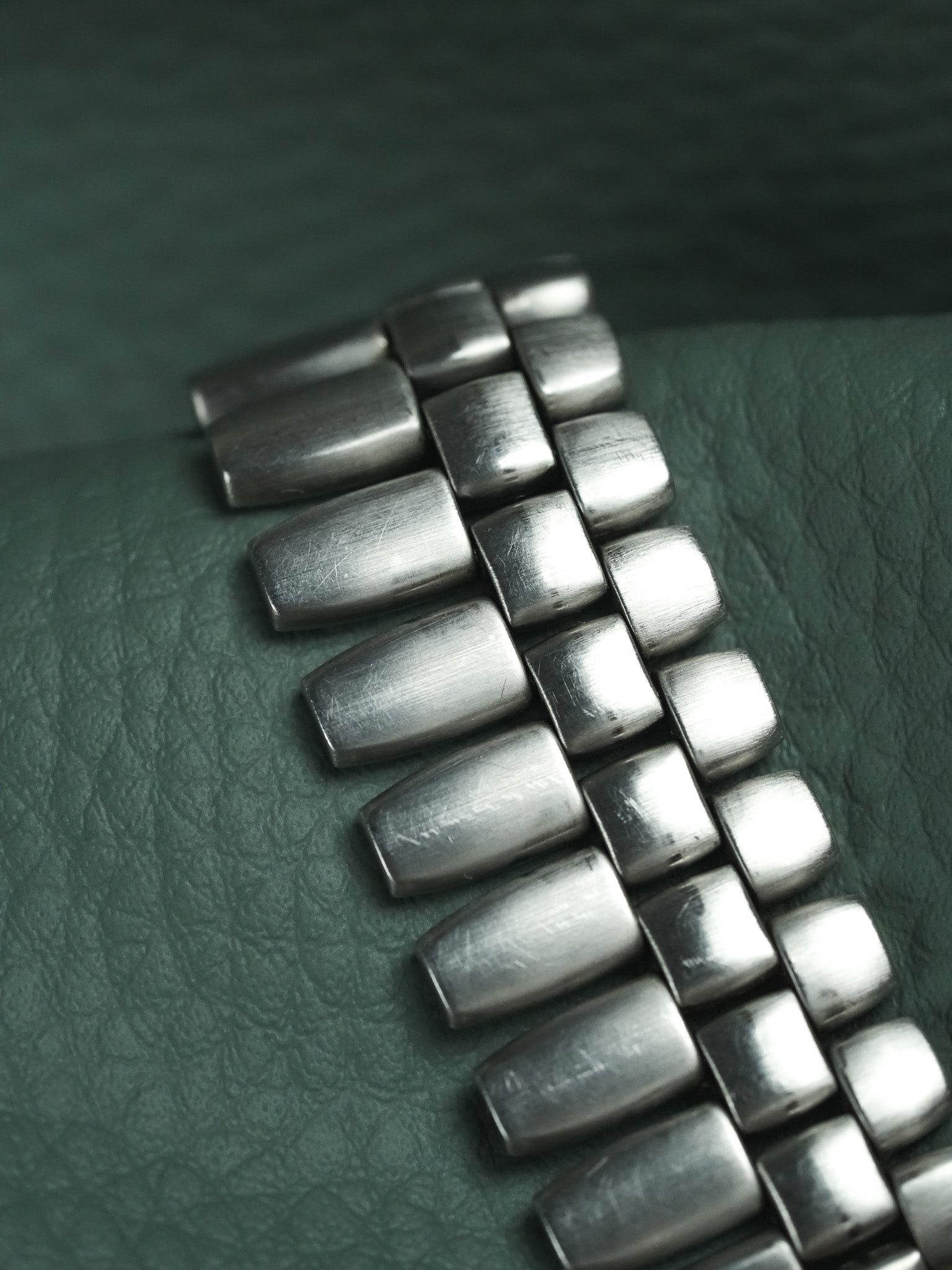 Ferrari x Cartier - Acier Or Cadran Quadrillé Rouge - 1980s - Atelier Victor - Vintage Shop