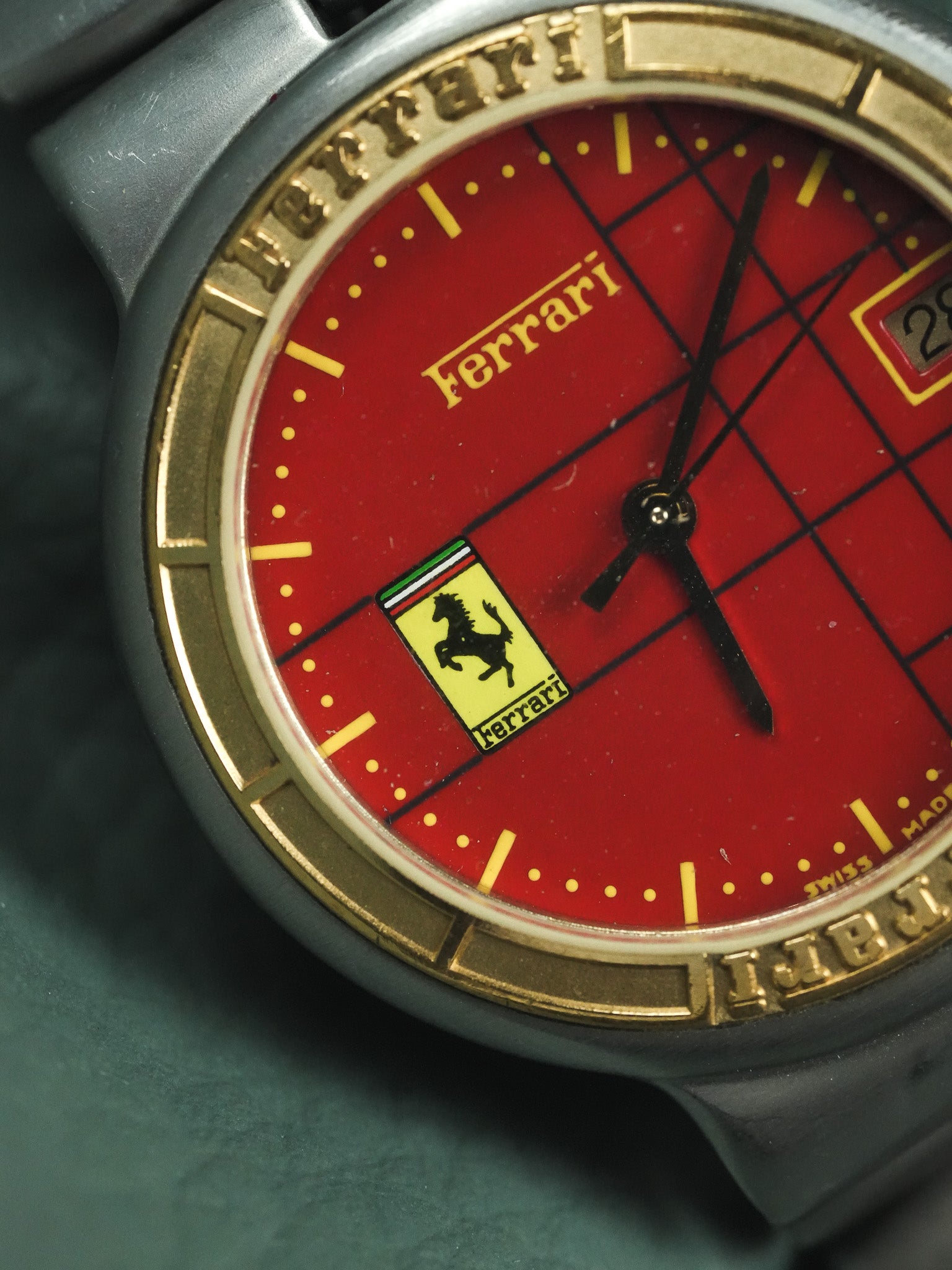 Ferrari x Cartier - Acier Or Cadran Quadrillé Rouge - 1980s - Atelier Victor - Vintage Shop