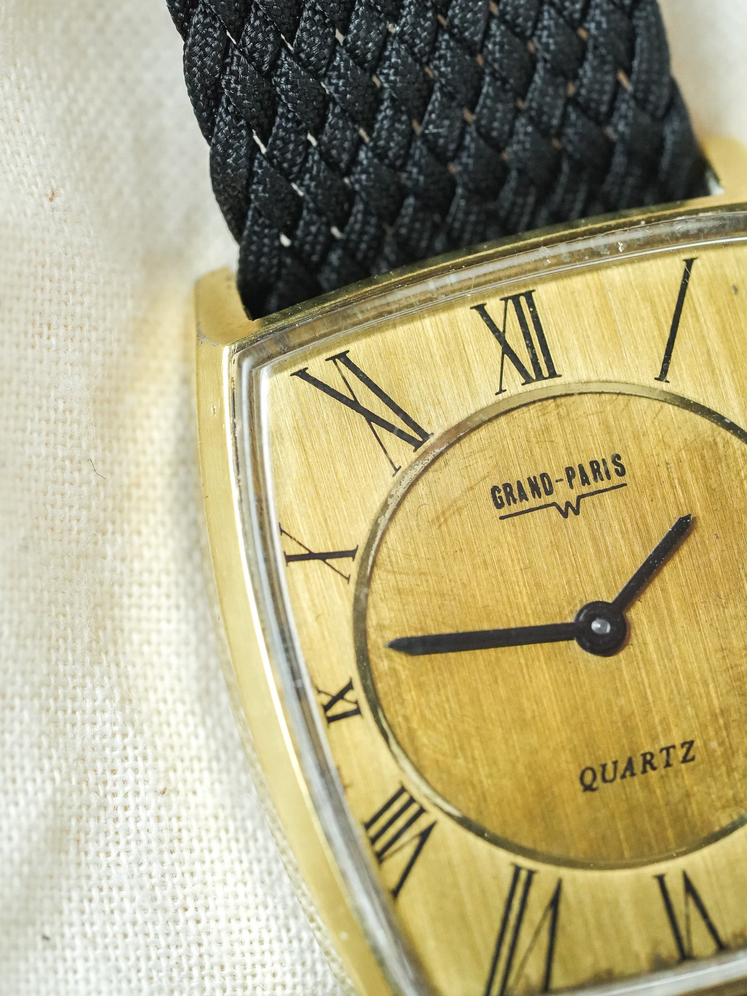 Grand-Paris - Tonneau Or patine quartz - 1980s - Atelier Victor - Vintage Shop
