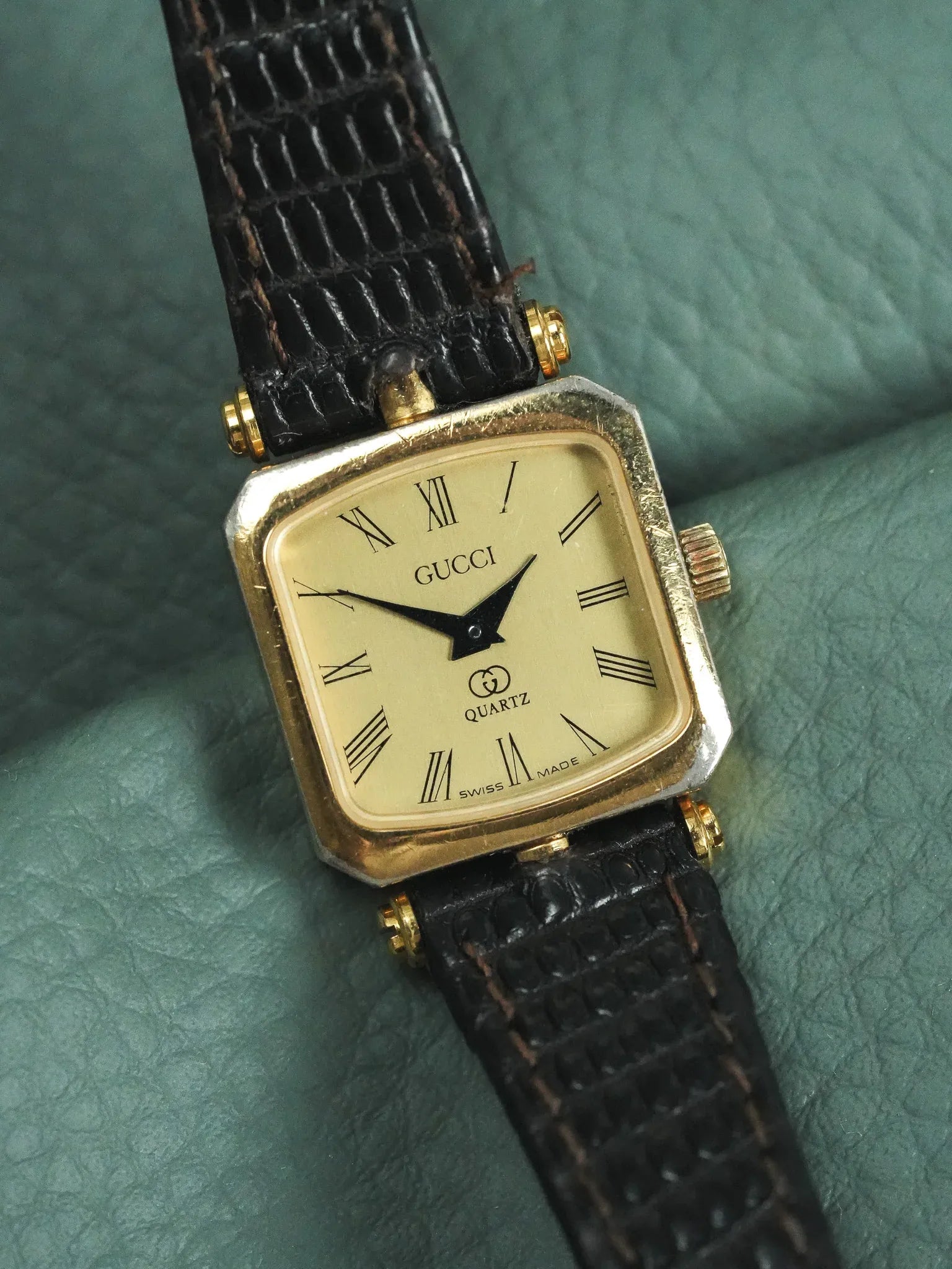 Gucci - Femme Coussin Or Laque GG Rouge - 1990s - Atelier Victor