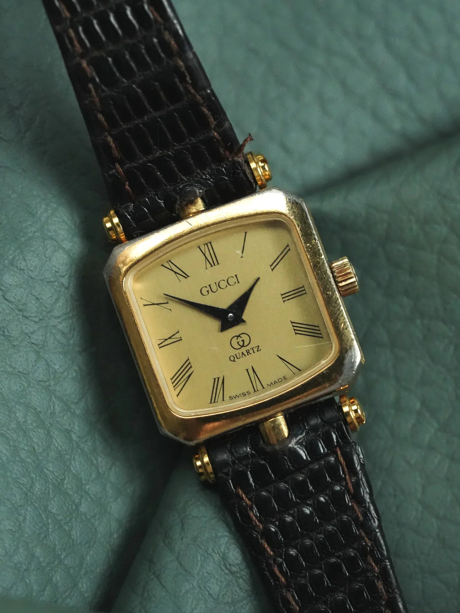 Gucci - Femme Coussin Or Laque GG Rouge - 1990s - Atelier Victor