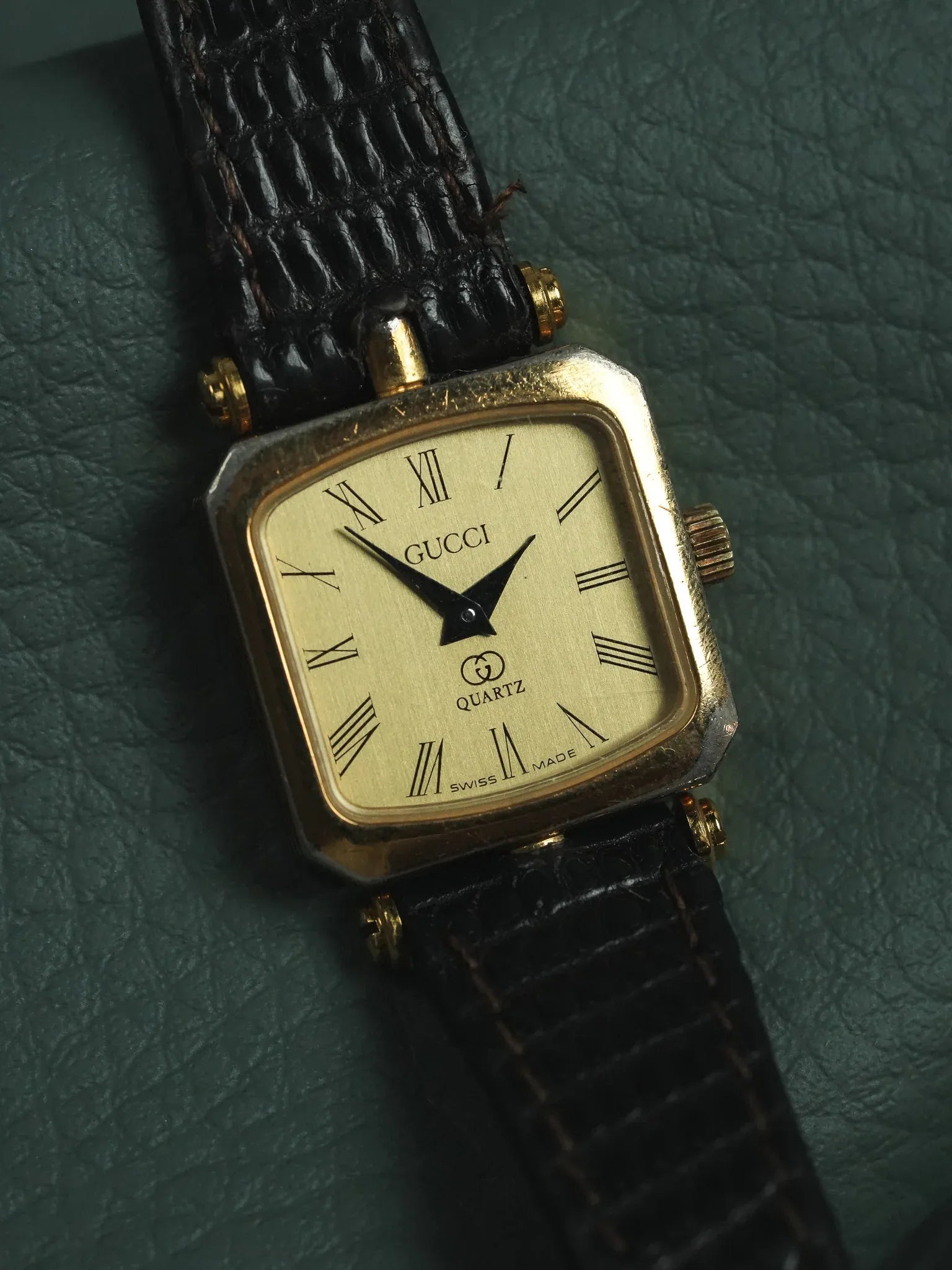 Gucci - Femme Coussin Or Laque GG Rouge - 1990s - Atelier Victor