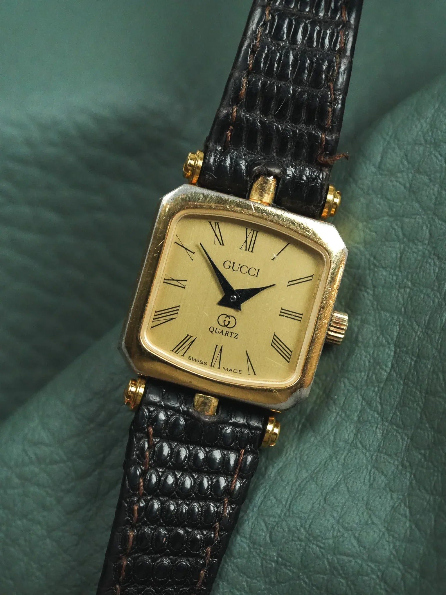 Gucci - Femme Coussin Or Laque GG Rouge - 1990s - Atelier Victor