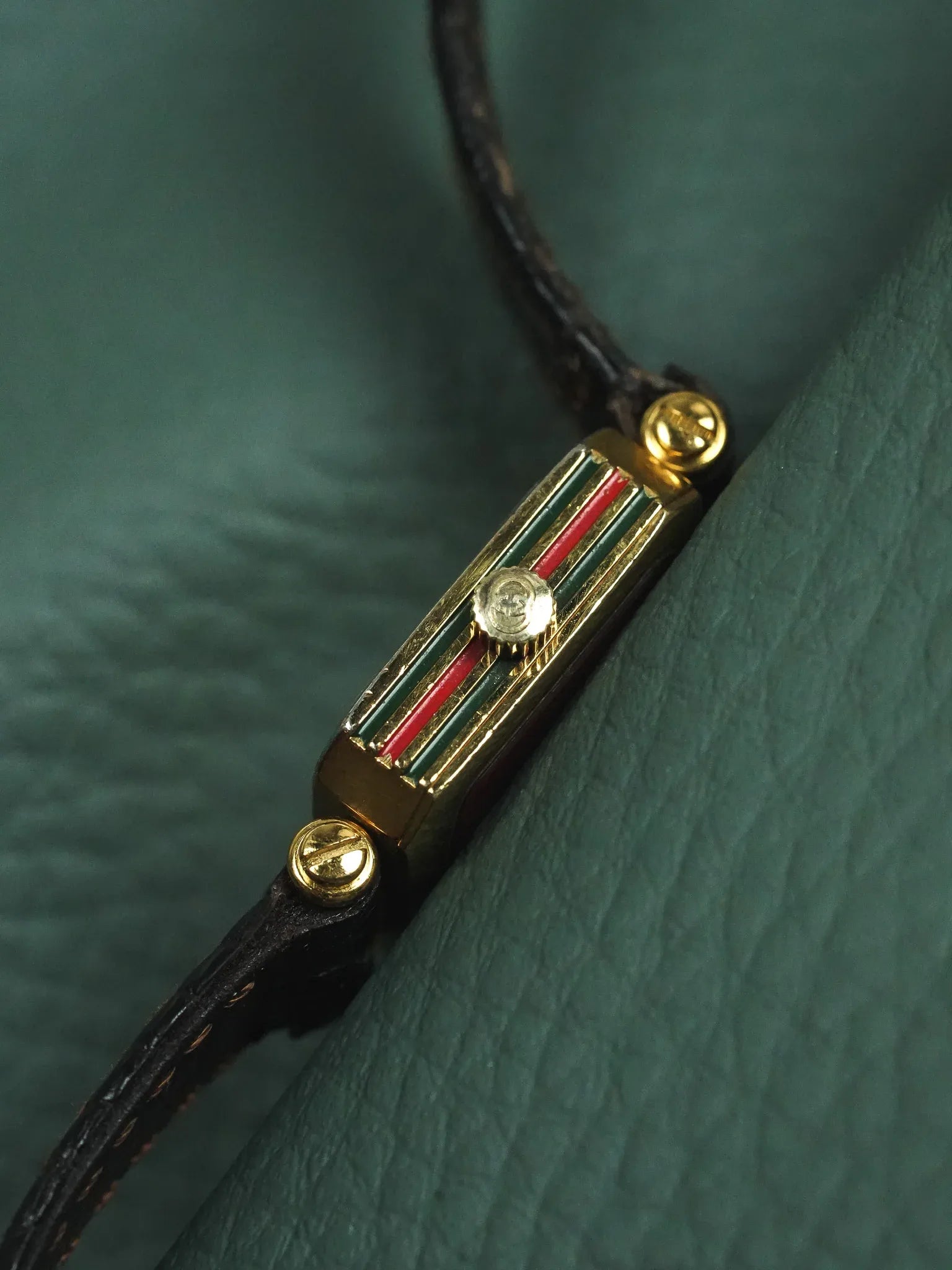 Gucci - Femme Coussin Or Laque GG Rouge - 1990s - Atelier Victor - Vintage Shop