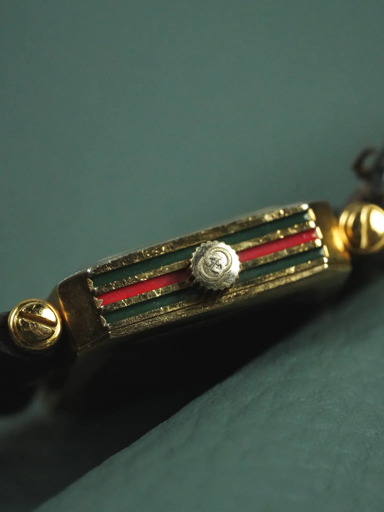 Gucci - Femme Coussin Or Laque GG Rouge - 1990s - Atelier Victor - Vintage Shop