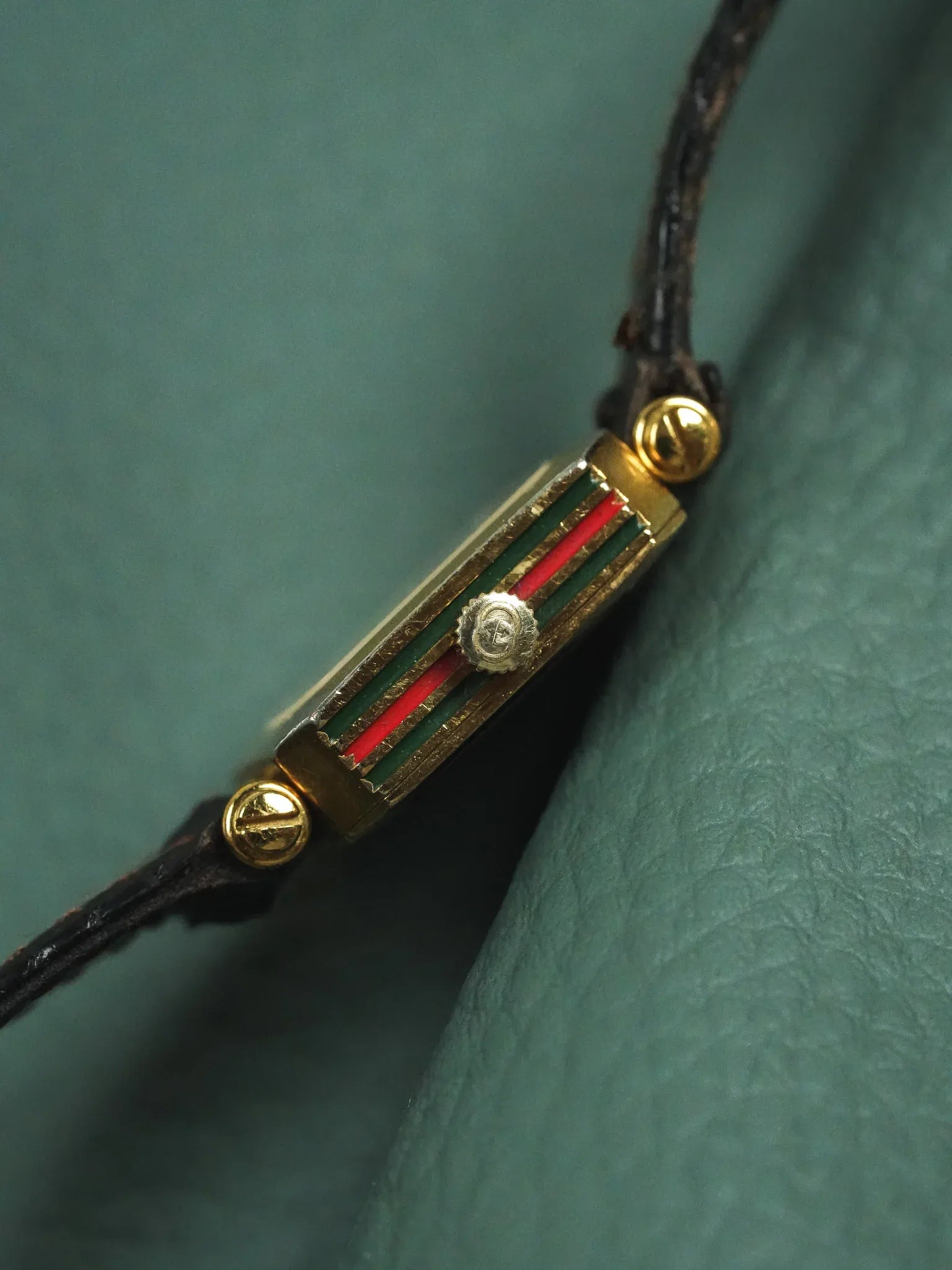 Gucci - Femme Coussin Or Laque GG Rouge - 1990s - Atelier Victor - Vintage Shop