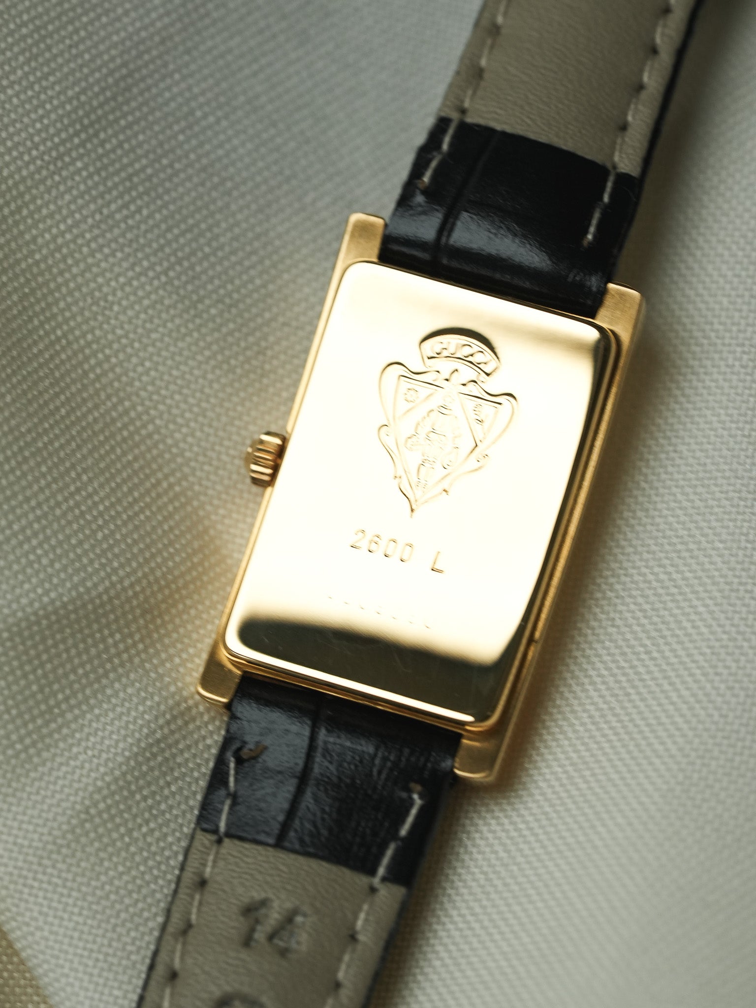 Gucci - Mini Tank Plaqué Or Cadran Argent Rouge - 1990s - Atelier Victor