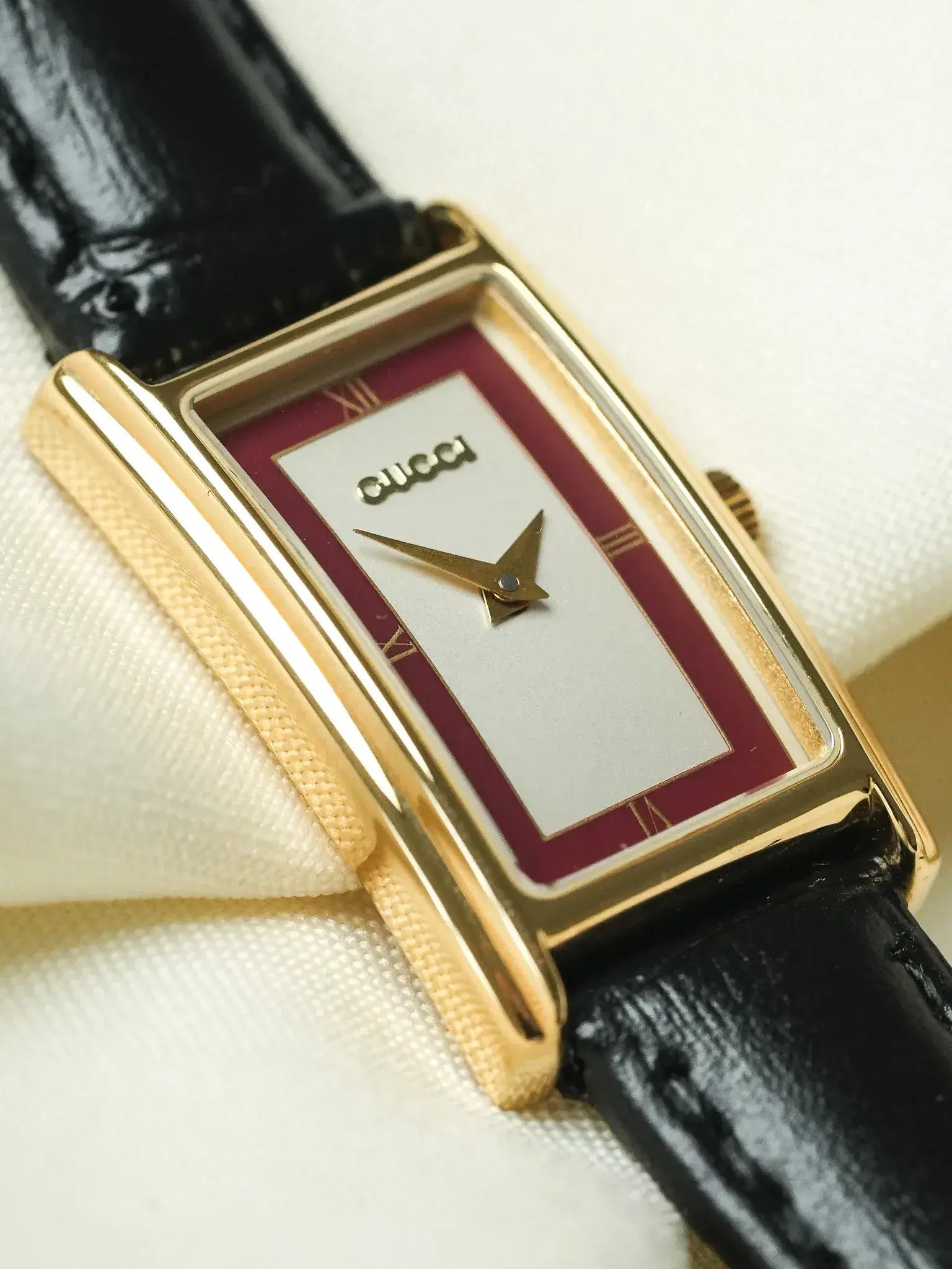 Gucci - Mini Tank Plaqué Or Cadran Argent Rouge - 1990s - Atelier Victor