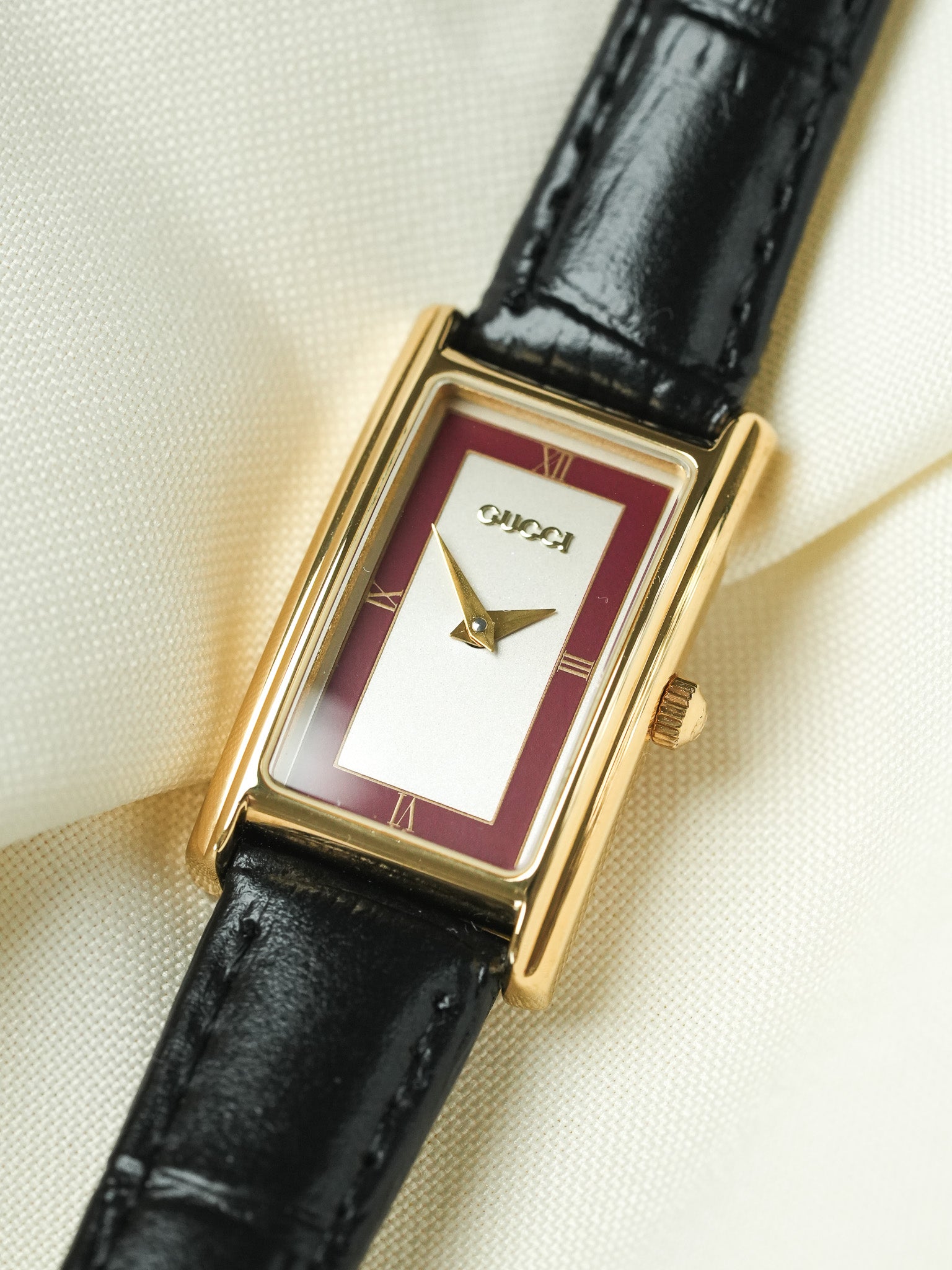 Gucci - Mini Tank Plaqué Or Cadran Argent Rouge - 1990s - Atelier Victor