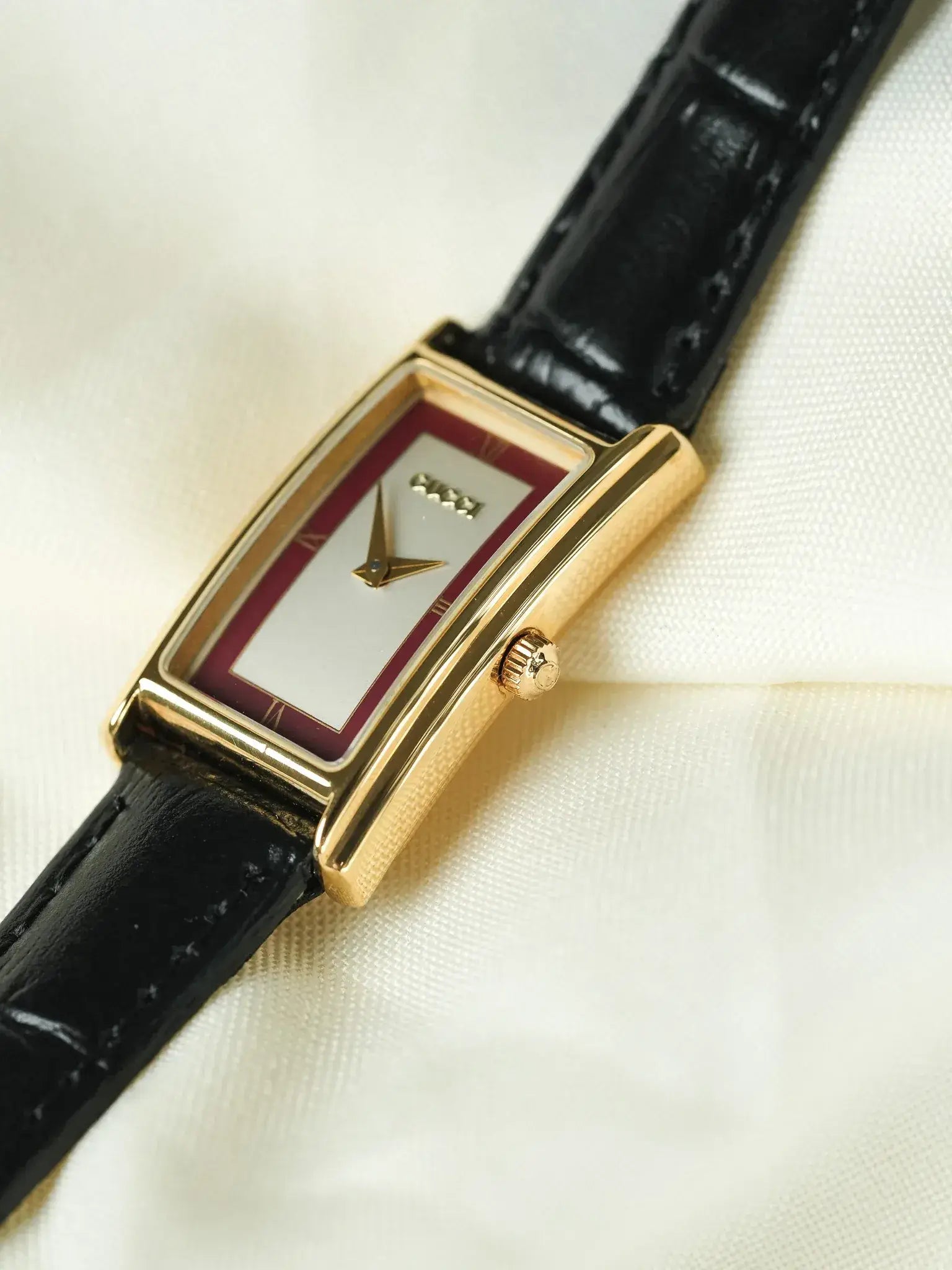 Gucci - Mini Tank Plaqué Or Cadran Argent Rouge - 1990s - Atelier Victor