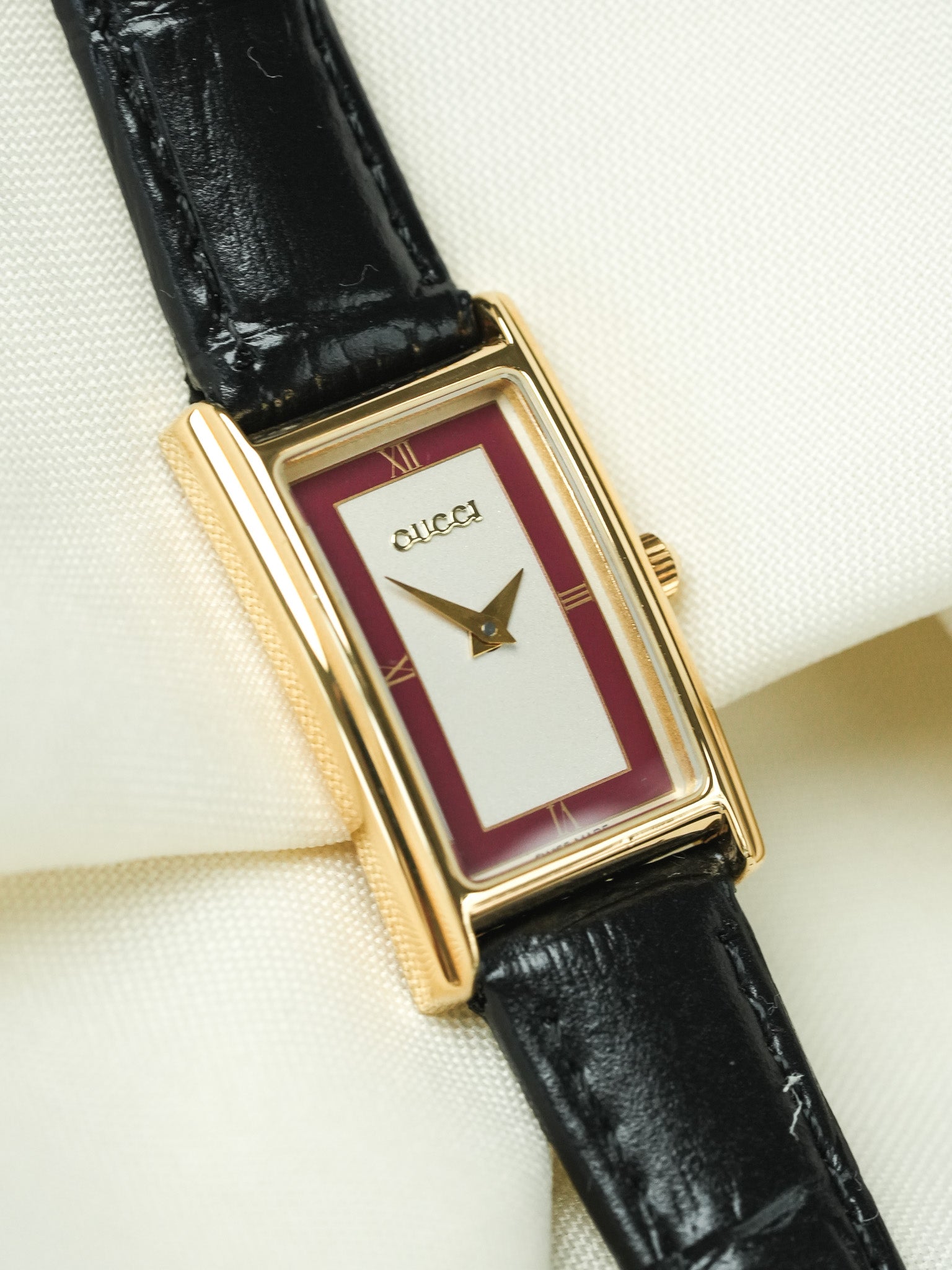 Gucci - Mini Tank Plaqué Or Cadran Argent Rouge - 1990s - Atelier Victor