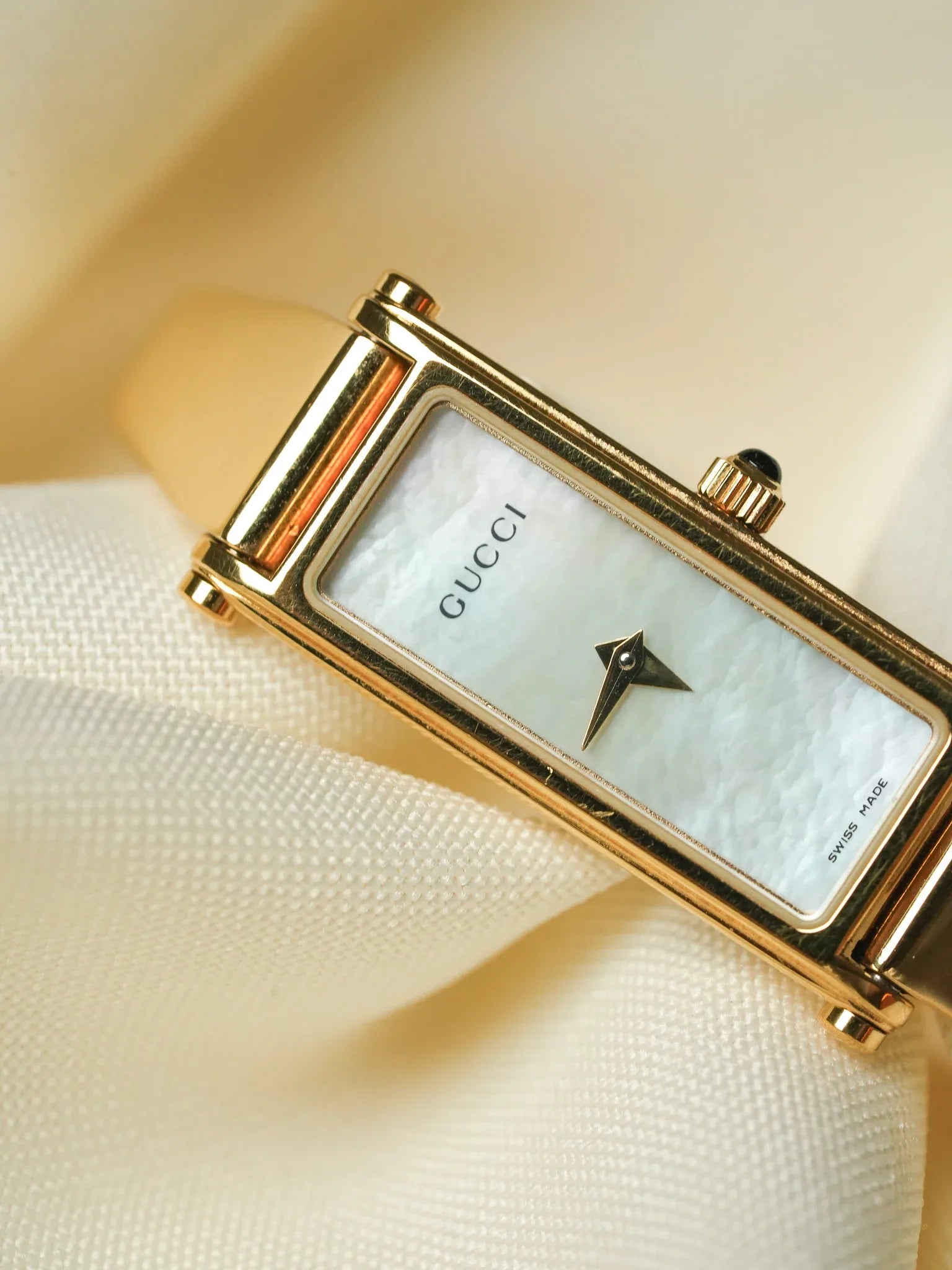 Gucci - Tank Gold Armreif Zifferblatt rosa Perlmutt - 1990s