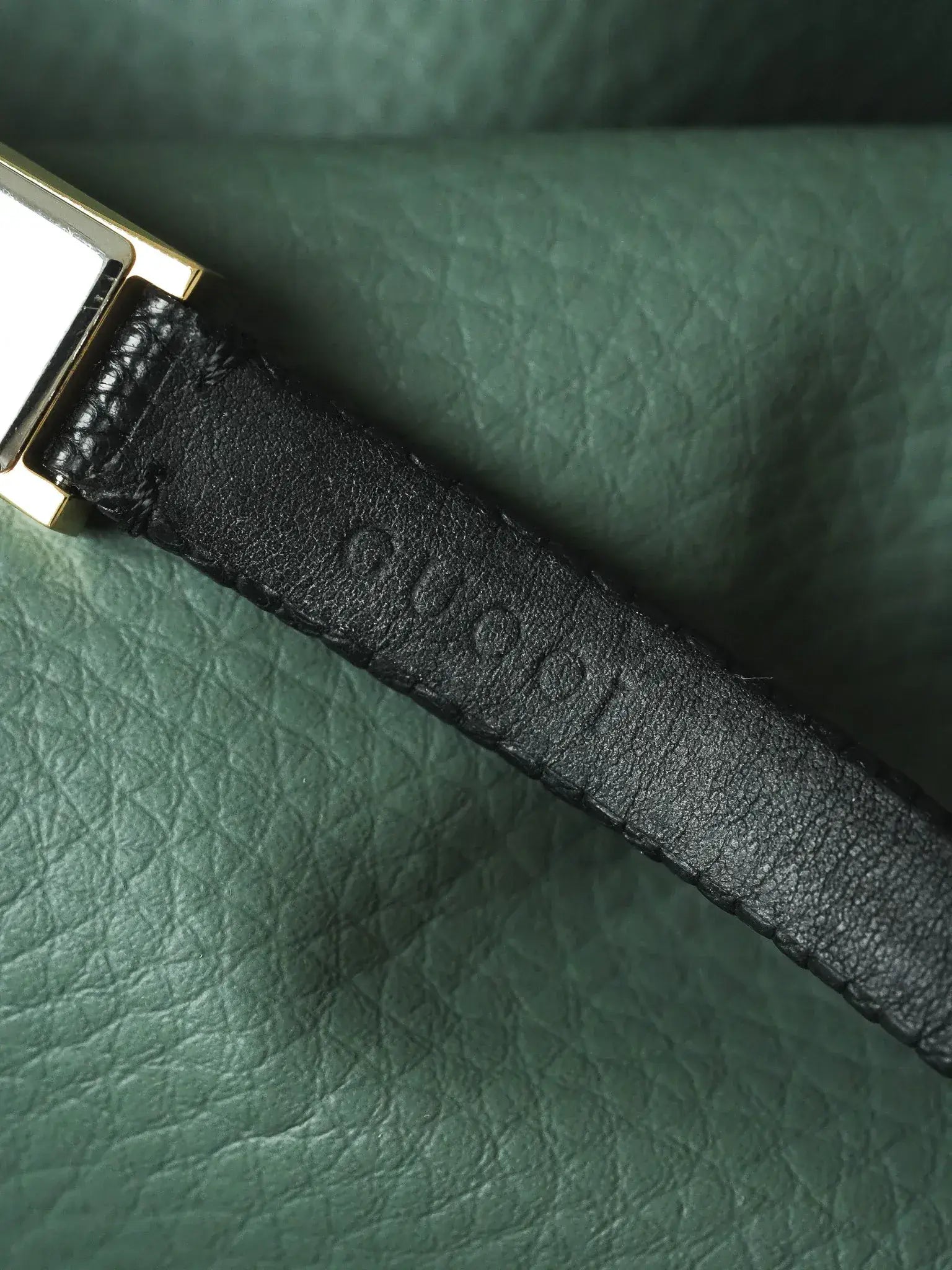 Gucci - Tank Facette Plaqué or cadran chevron acier - papier - 2017 - Atelier Victor