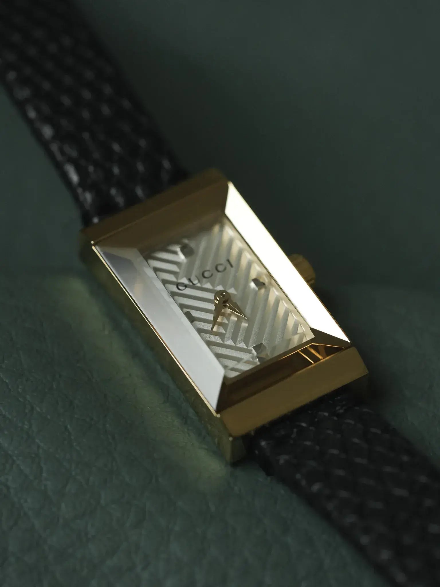 Gucci - Tank Facette Plaqué or cadran chevron acier - papier - 2017 - Atelier Victor