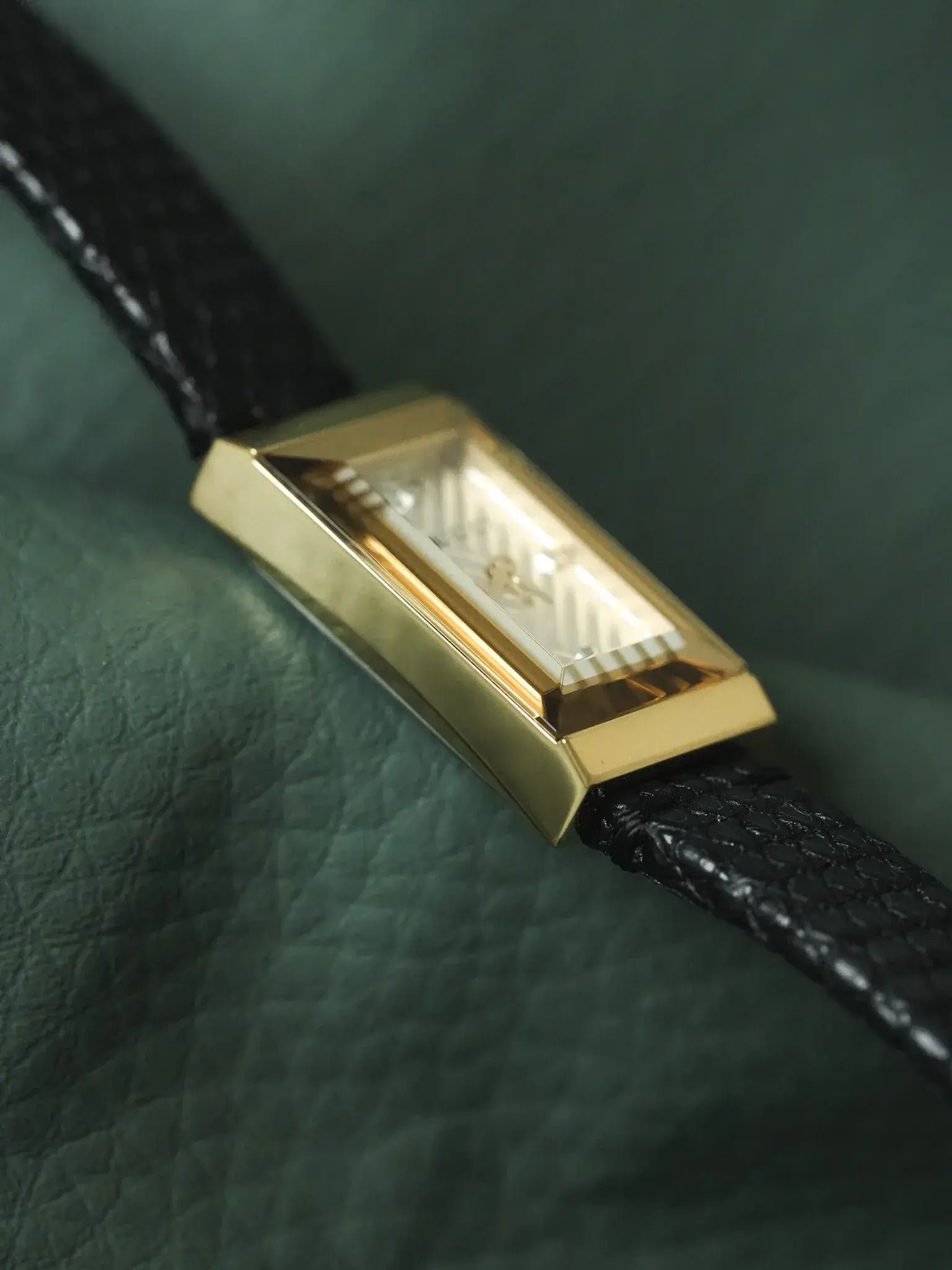 Gucci - Tank Facette Plaqué or cadran chevron acier - papier - 2017 - Atelier Victor