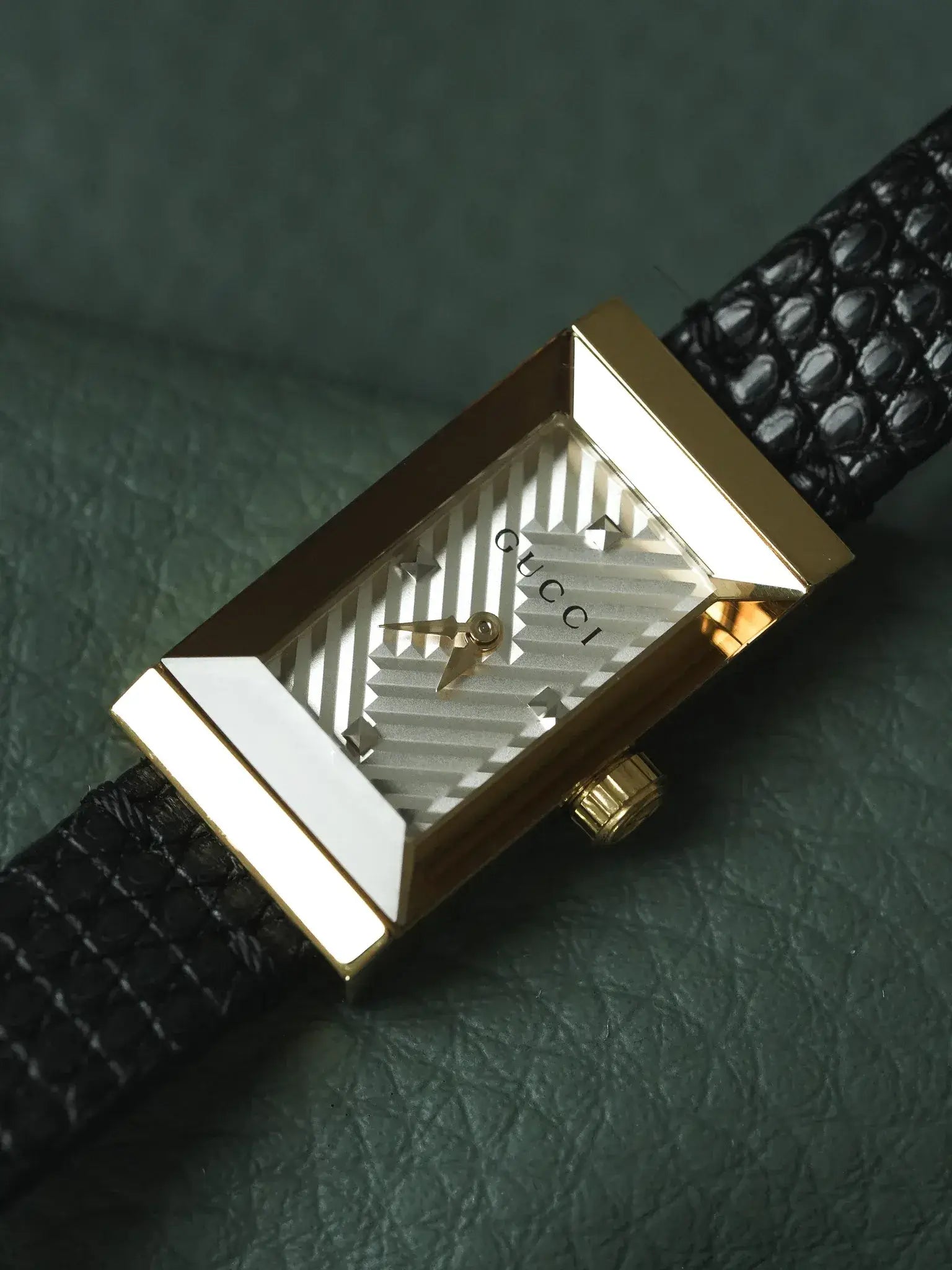 Gucci - Tank Facette Plaqué or cadran chevron acier - papier - 2017 - Atelier Victor