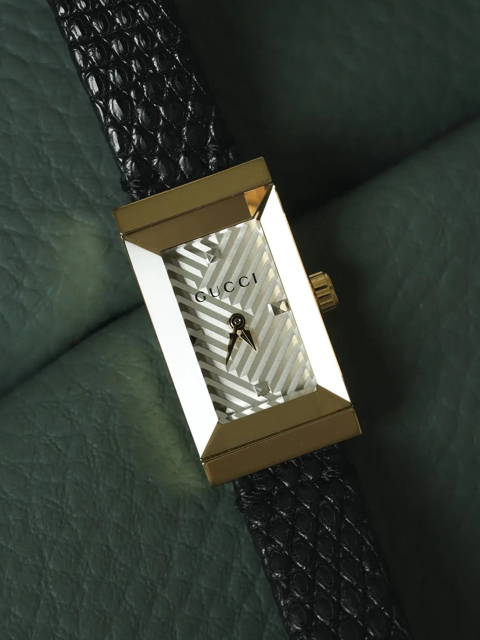 Gucci - Tank Facette Plaqué or cadran chevron acier - papier - 2017 - Atelier Victor