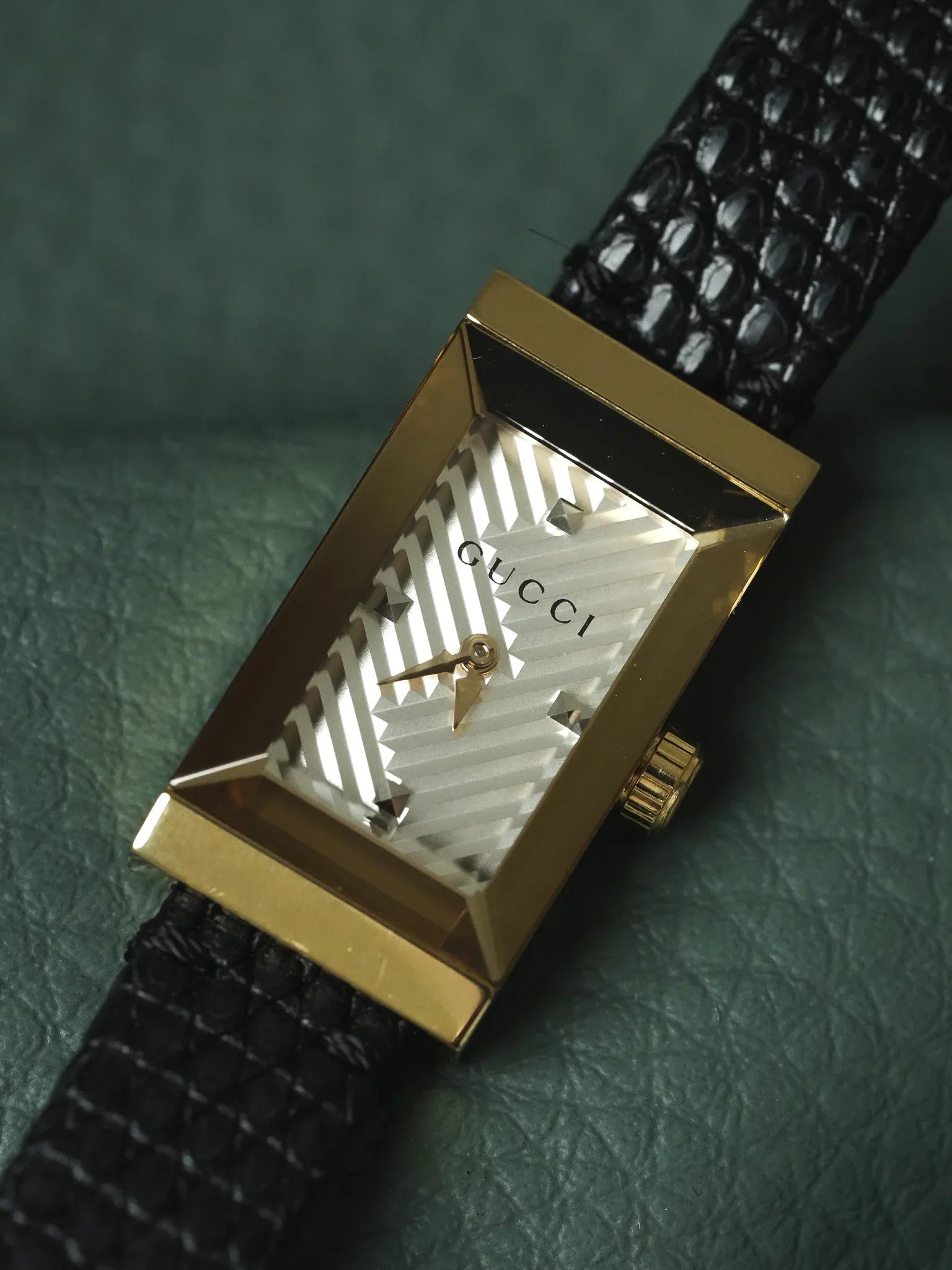 Gucci - Tank Facette Plaqué or cadran chevron acier - papier - 2017 - Atelier Victor