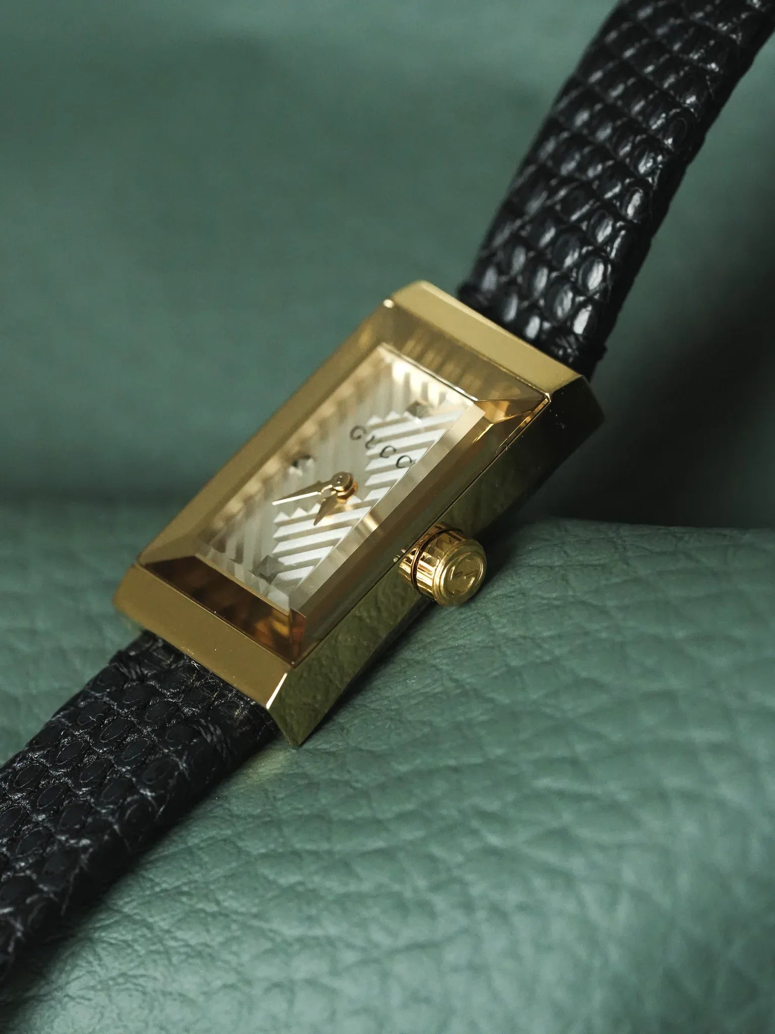 Gucci - Tank Facette Plaqué or cadran chevron acier - papier - 2017 - Atelier Victor