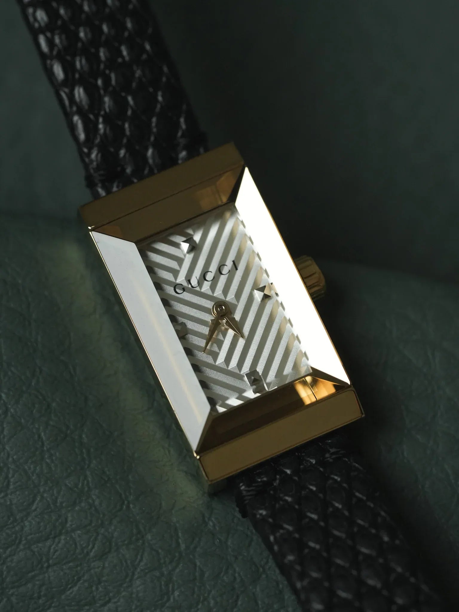 Gucci - Tank Facette Plaqué or cadran chevron acier - papier - 2017 - Atelier Victor